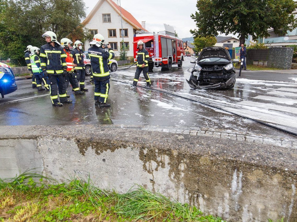 Der Mann soll frontal in eine Mauer gekracht sein.