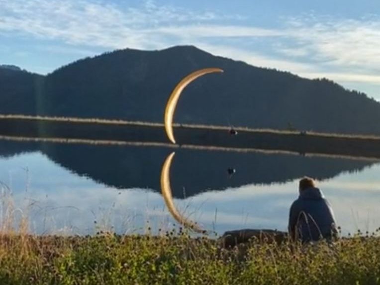 Unglaublich, wie dieser Paraglider das Wasser mit seinem Schirm berührt.