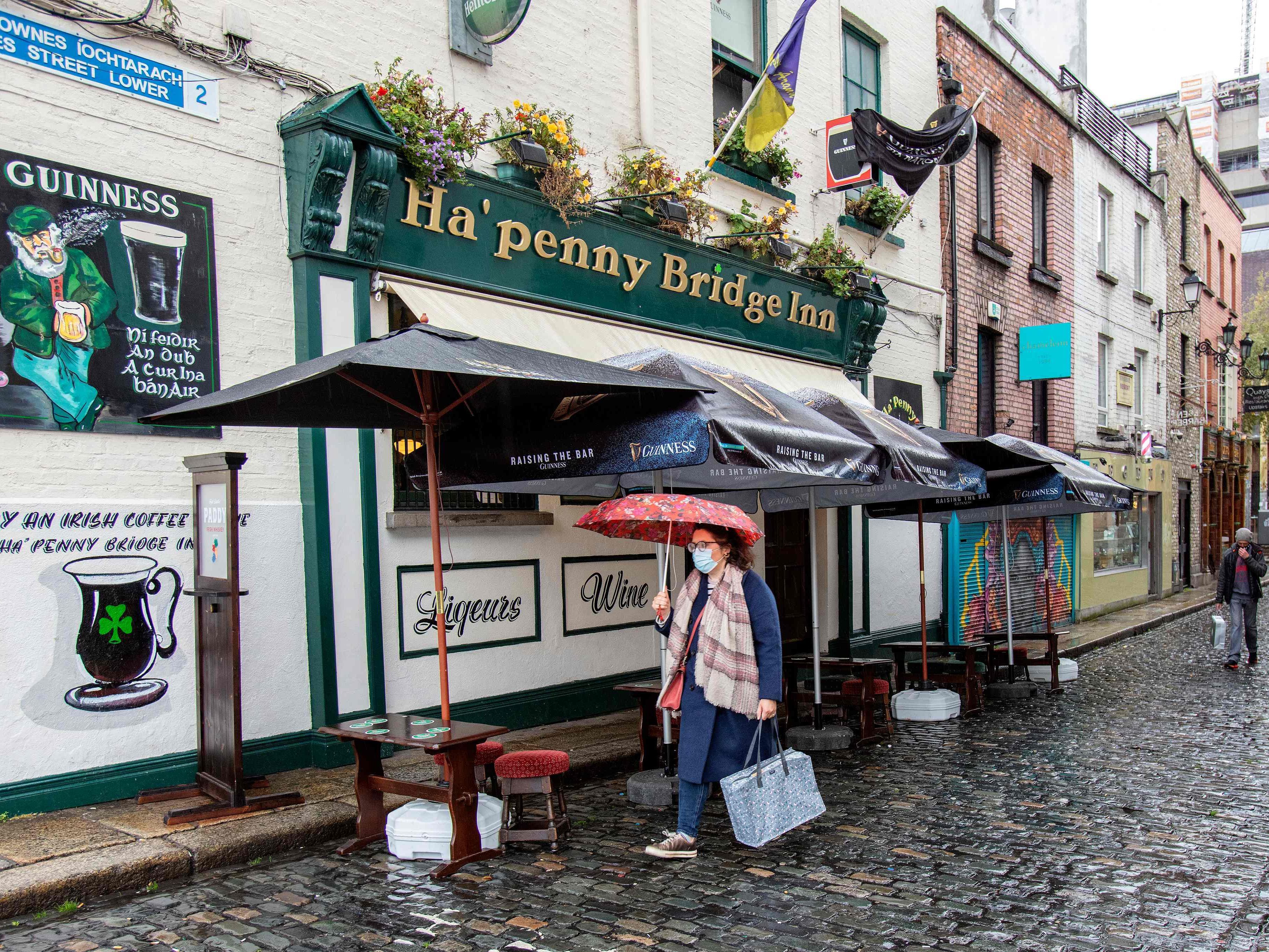 Pubs und Restaurants dürfen Essen nur als Lieferservice anbieten.