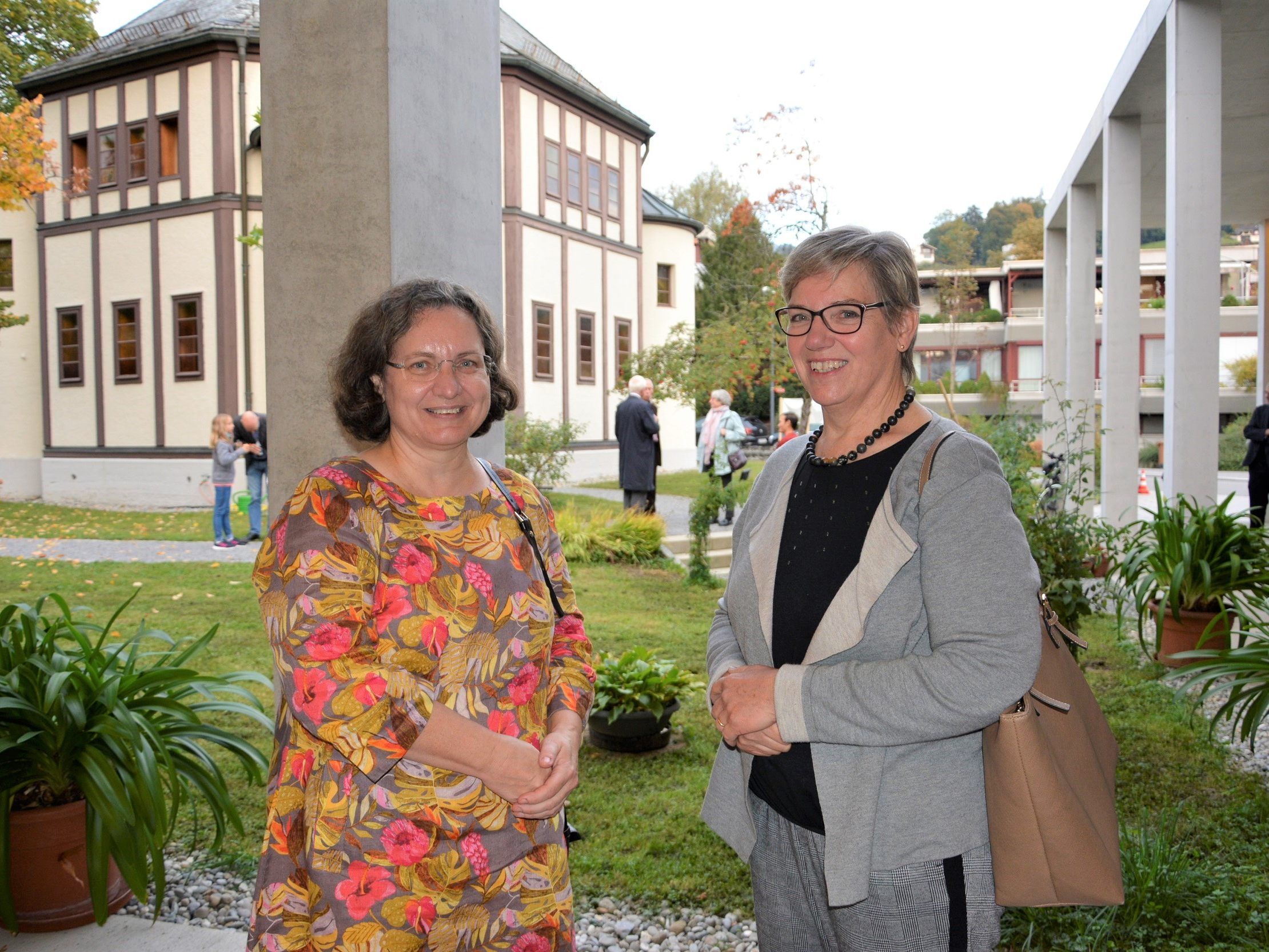 Bei der Eröffnungsfeier waren die Gemeindeleiterinnen Mag. Martina Lanser (li.) und Dr. Nora Bösch um einen guten Ablauf bemüht.