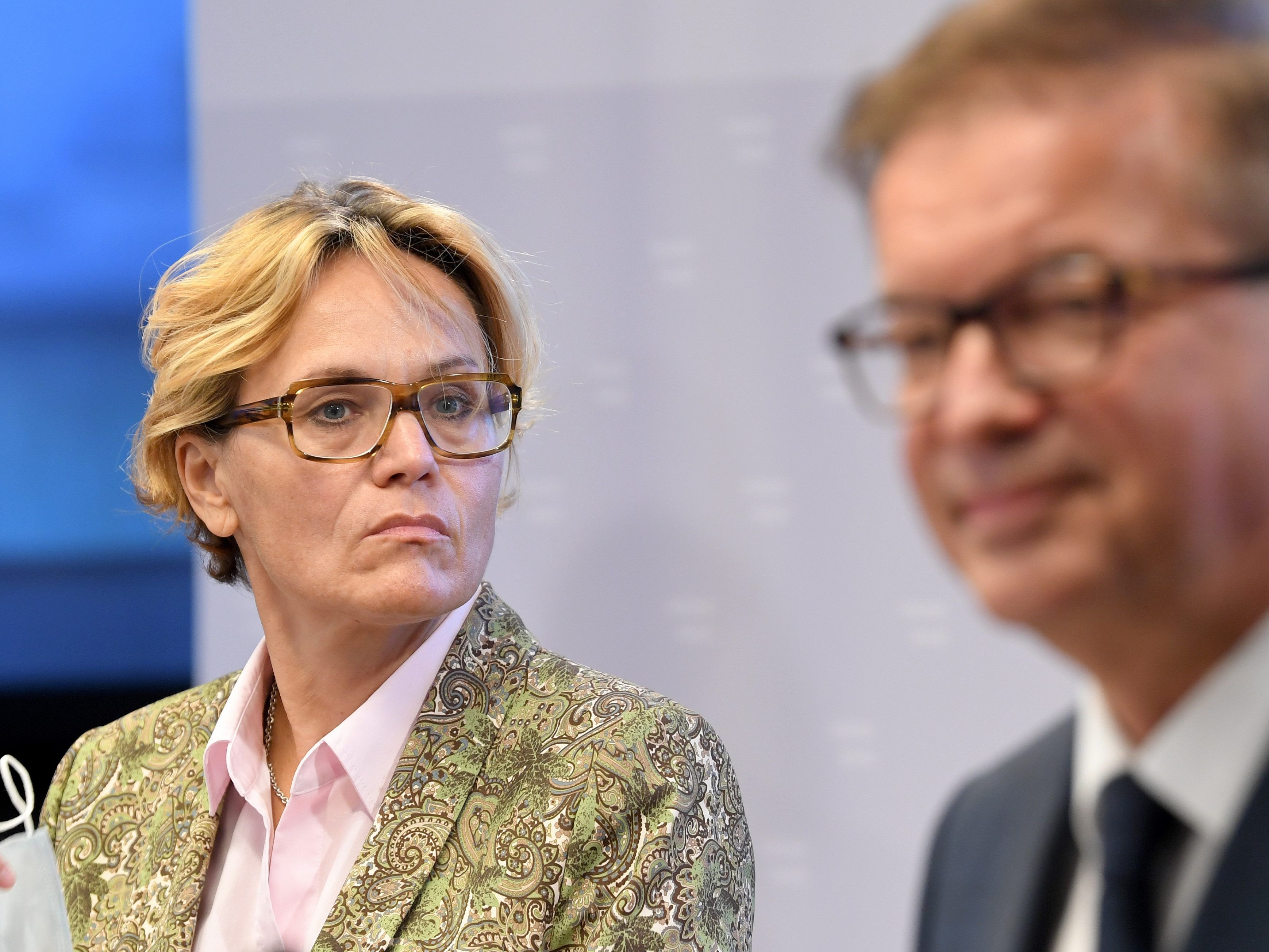 Daniela Schmid (l. - AGES, Sprecherin der Corona-Kommission des Bundes) - Österreich wird Rot geschalten. Daniela Schmid (l. - AGES, Sprecherin der Corona-Kommission des Bundes) - Österreich wird Rot geschalten.