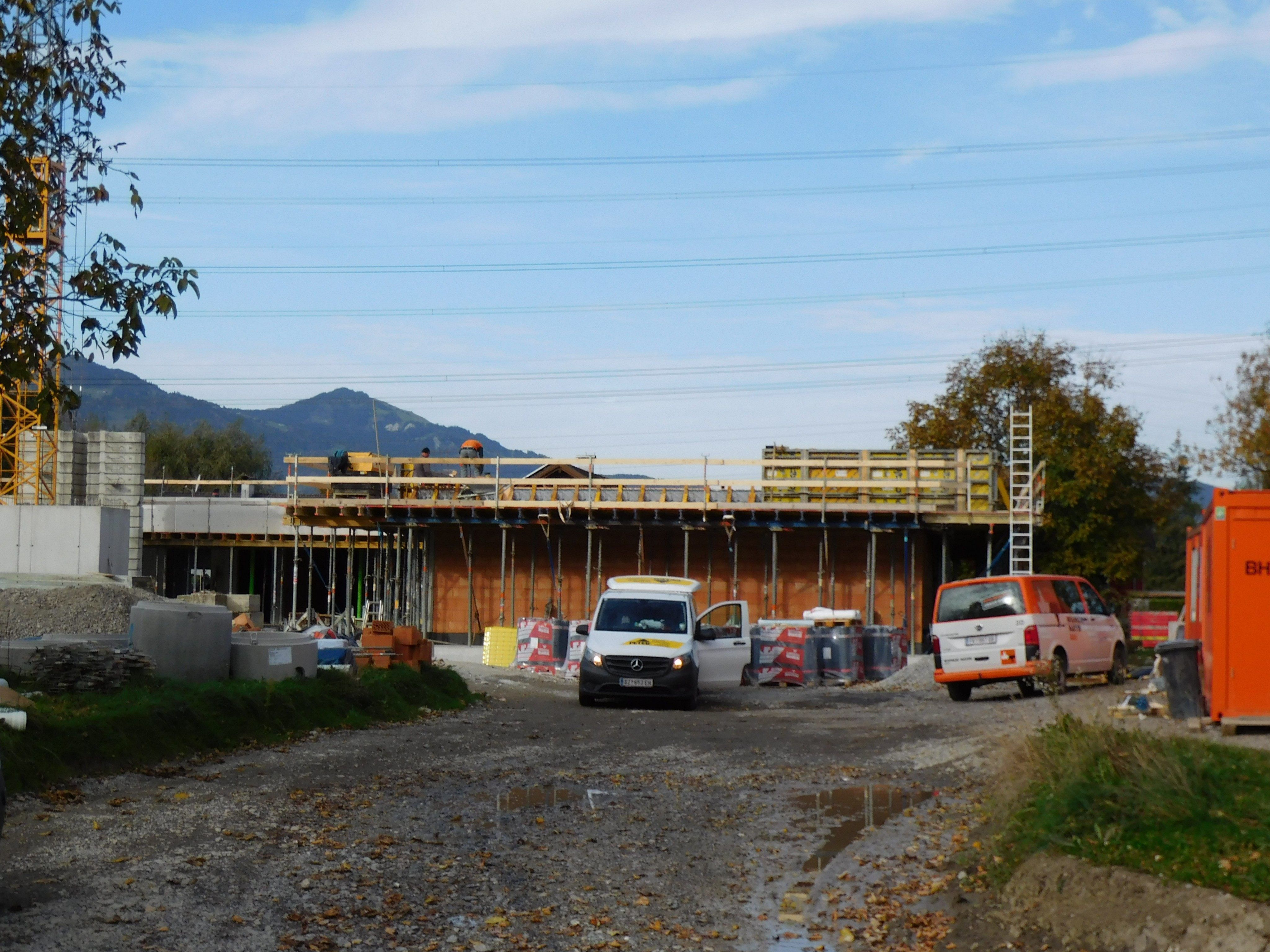 Im Ried sind die Dimensionen des neuen Kindergarten Ried bereits ersichtlich