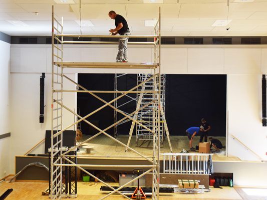 Die Stadt Bludenz investiert aktuell rund eine halbe Million Euro in die Verbesserung der kulturellen Infrastruktur. Derzeit wird im Stadtsaal die gesamte Bühnentechnik erneuert und zeitgemäße Sicherheitsstandards werden eingeführt. Die Modernisierung der Technik umfasst im Wesentlichen die Erneuerung der Aufhängungen und Kettenzüge für Vorhänge und Scheinwerfer, sowie neue Bühnenvorhänge und eine modernisierte Scheinwerferanlage mitsamt der erforderlichen Steuerung. Eine neue Projektionseinrichtung soll die Möglichkeiten im Stadtsaal erweitern. Für diese Maßnahmen ist das Einziehen einer aufwändigen Stahlträgerkonstruktion erforderlich. Die Stadt Bludenz investiert aktuell rund eine halbe Million Euro in die Verbesserung der kulturellen Infrastruktur. Derzeit wird im Stadtsaal die gesamte Bühnentechnik erneuert und zeitgemäße Sicherheitsstandards werden eingeführt. Die Modernisierung der Technik umfasst im Wesentlichen die Erneuerung der Aufhängungen und Kettenzüge für Vorhänge und Scheinwerfer, sowie neue Bühnenvorhänge und eine modernisierte Scheinwerferanlage mitsamt der erforderlichen Steuerung. Eine neue Projektionseinrichtung soll die Möglichkeiten im Stadtsaal erweitern. Für diese Maßnahmen ist das Einziehen einer aufwändigen Stahlträgerkonstruktion erforderlich.