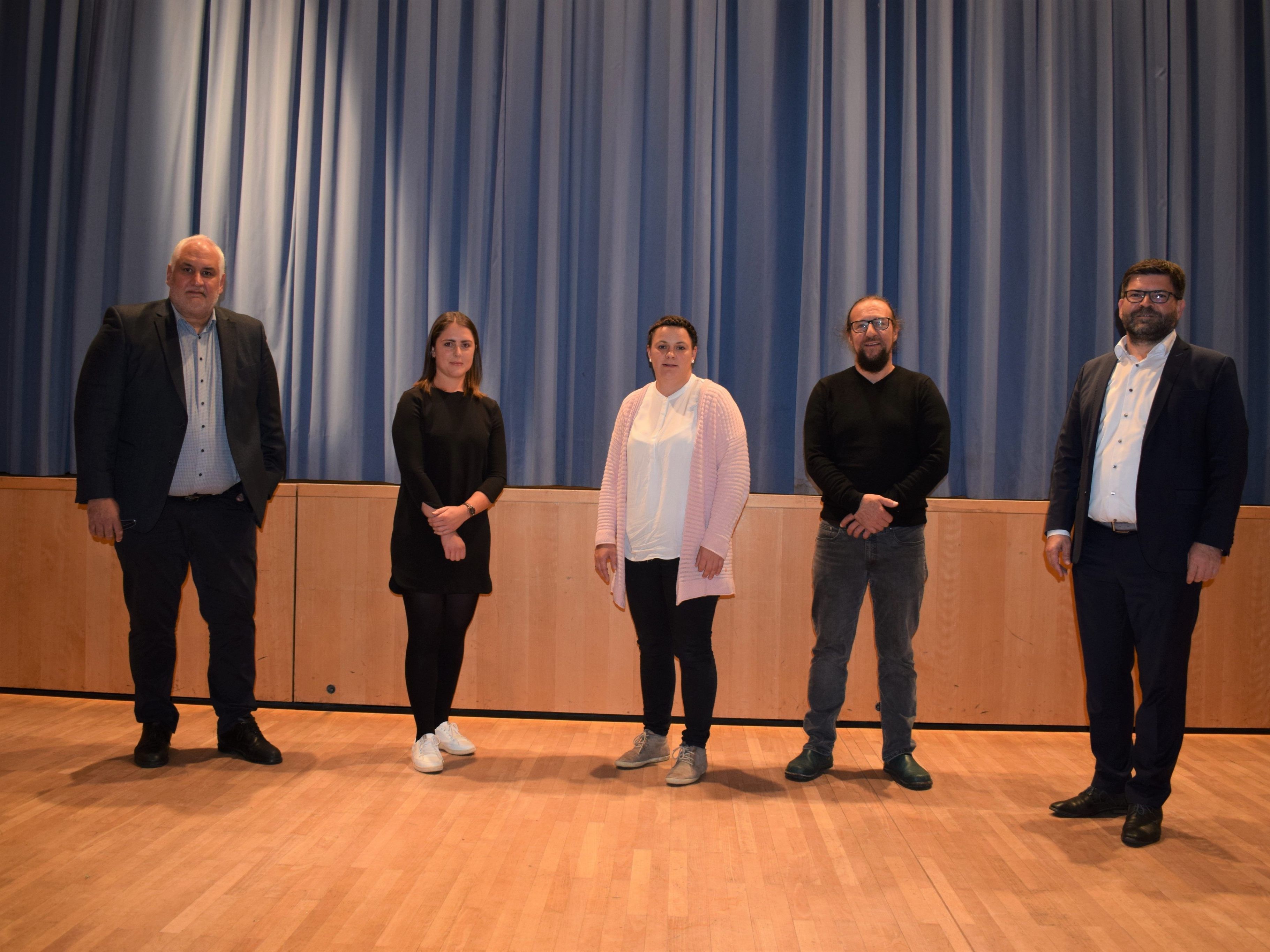 Der neue Gemeindevorstand: Bgm. Gerhard Beer, Manfred Felder, Magdalena Bechter, Caroline Jäger und Vizebgm. Anton Gerbis. Der neue Gemeindevorstand: Bgm. Gerhard Beer, Manfred Felder, Magdalena Bechter, Caroline Jäger und Vizebgm. Anton Gerbis.