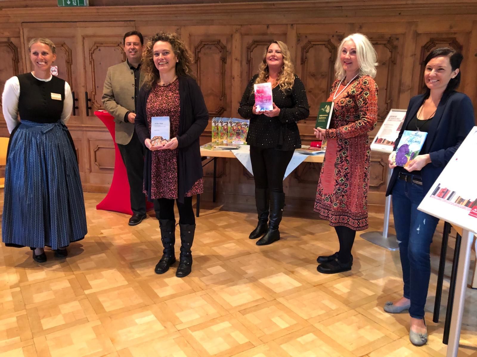 Die vier Montafoner Autorinnen Sabine Grohs, Sabine Schoder, Gerlinde Manz-Christ und Elisabeth Pögler-Pfeifer mit Moderatorin Daniela Vonbun Die vier Montafoner Autorinnen Sabine Grohs, Sabine Schoder, Gerlinde Manz-Christ und Elisabeth Pögler-Pfeifer mit Moderatorin Daniela Vonbun