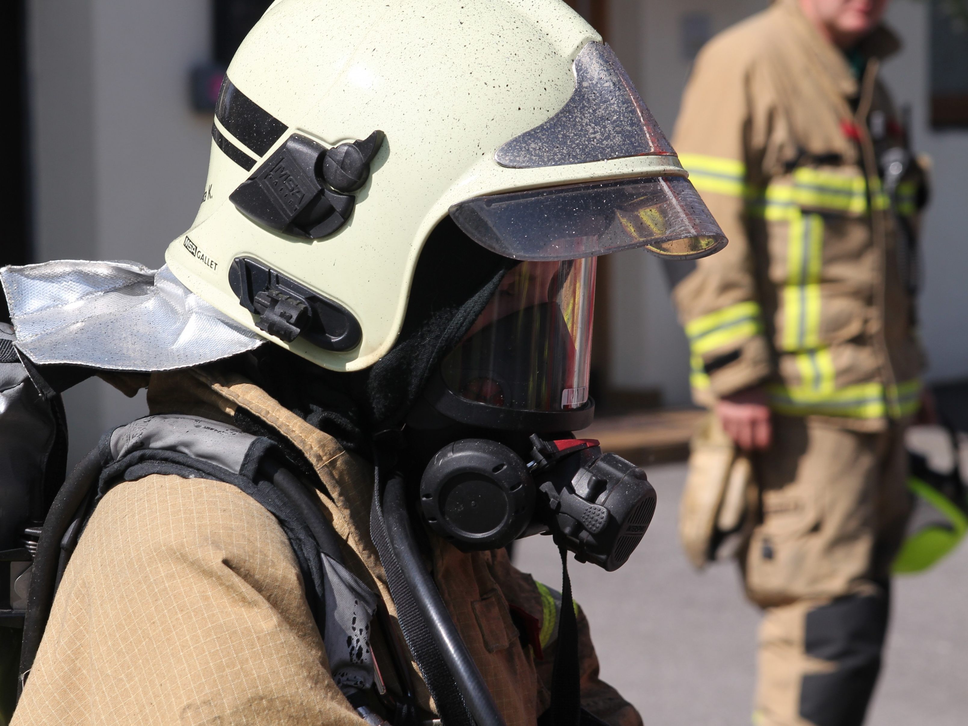 Ein Zeuge half der Feuerwehr den Containerbrand zu löschen (Symbolbild).