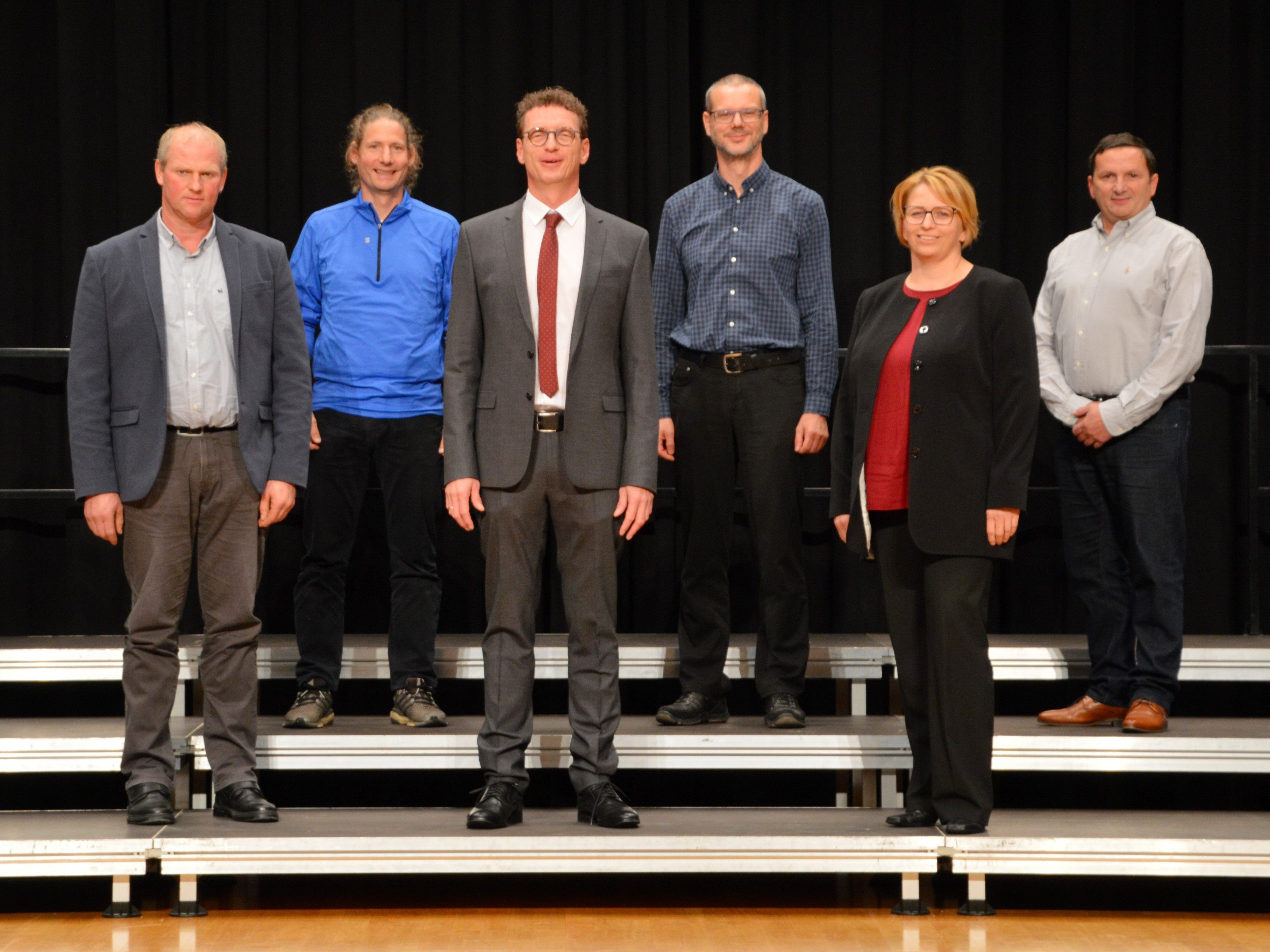 Der neue Bürgermeister Markus Giesinger mit dem neuen Gemeindevorstand Der neue Bürgermeister Markus Giesinger mit dem neuen Gemeindevorstand