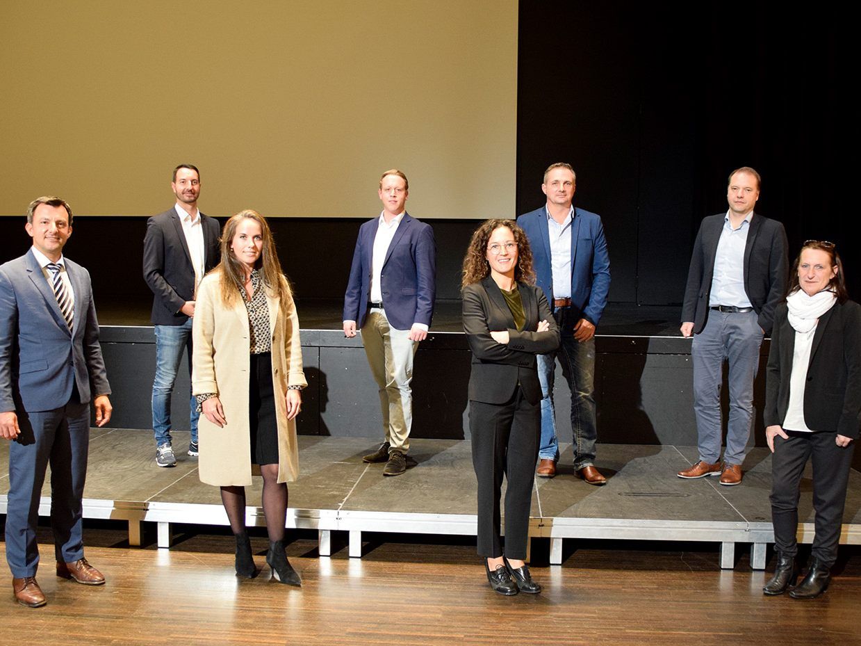 (vorne, v.l.) Bürgermeister Dr. Martin Staudinger, Vizebürgermeisterin MMag. Nadine Häusler-Amann, Mag. Eva Hammerer, Elfriede Bastiani; (hinten, v.l.) Mag. (FH) Sanel Dedic, Rene Bickel, Oliver Kitzke, Mag. Andreas Droop