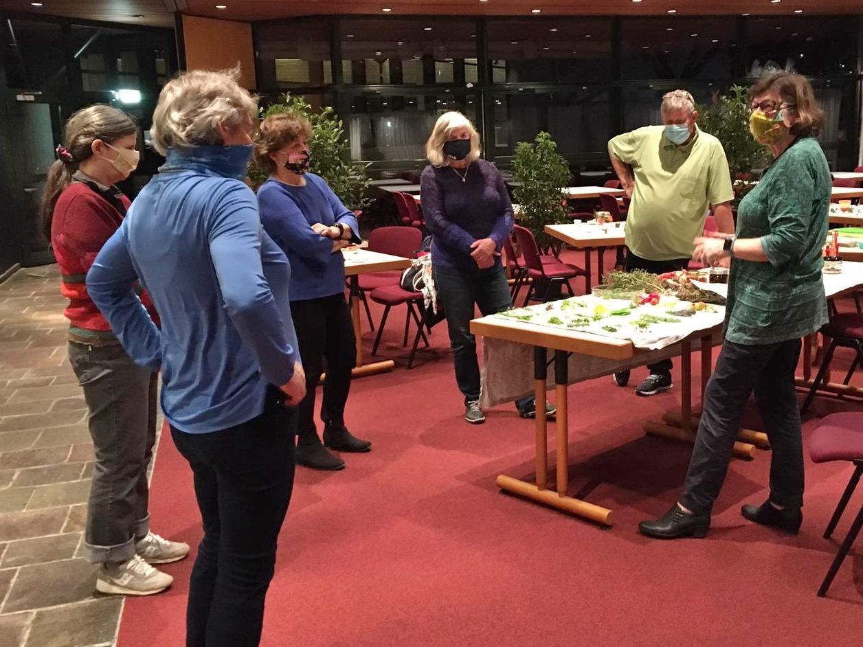 Die Besucher beim Herbstkurs des OGV Dornbirn waren begeistert, was man mit den Schätzen aus dem Garten und der Natur noch alles zaubern kann.