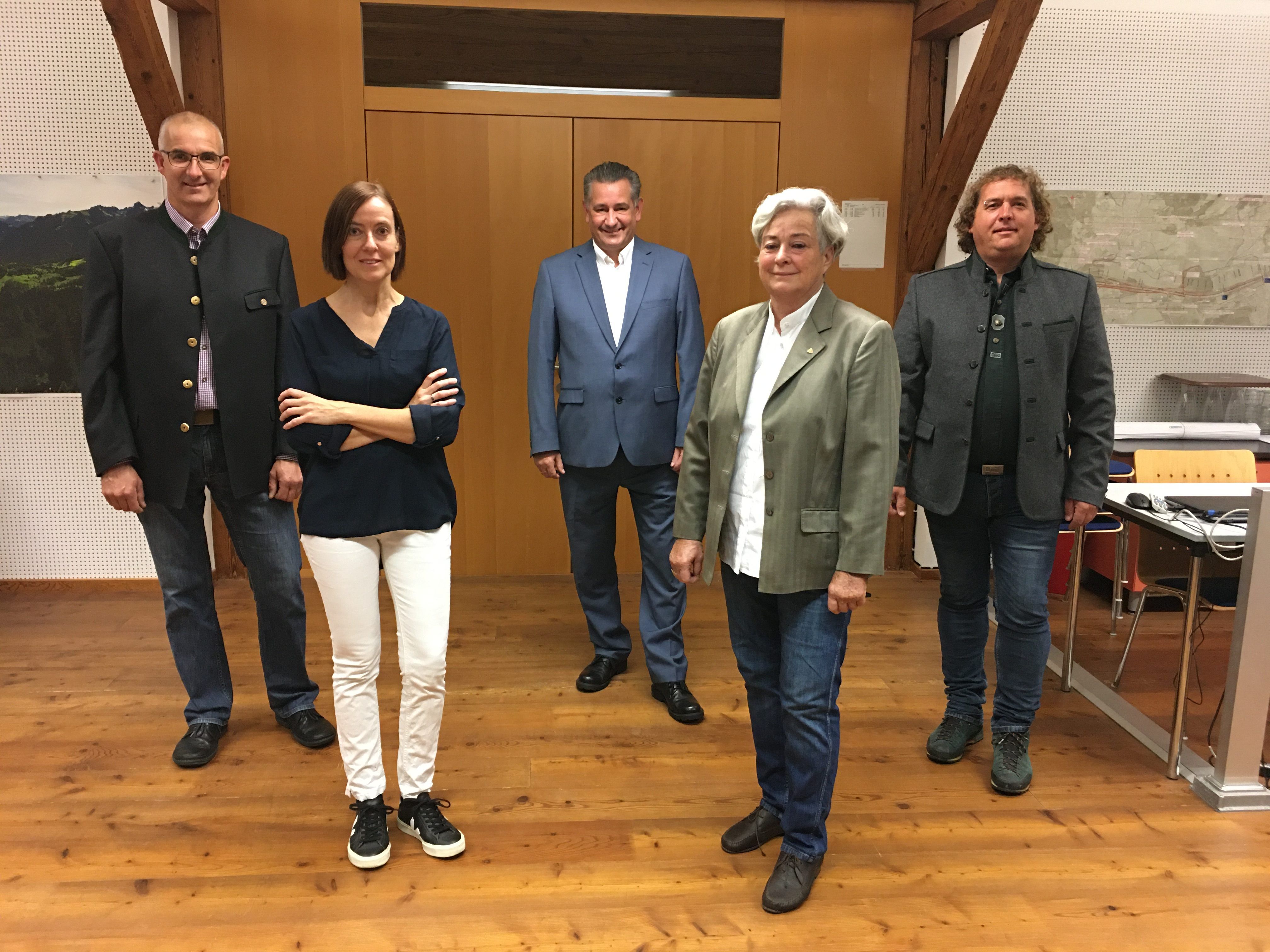 Der neue Satteinser Gemeindevorstand: Gerhard Malin, Klaudia Tschavoll-Wurzer, Bürgermeister Gert Mayer (ohne Stimmrecht), Doris Amann, Andreas Dobler. Der neue Satteinser Gemeindevorstand: Gerhard Malin, Klaudia Tschavoll-Wurzer, Bürgermeister Gert Mayer (ohne Stimmrecht), Doris Amann, Andreas Dobler.