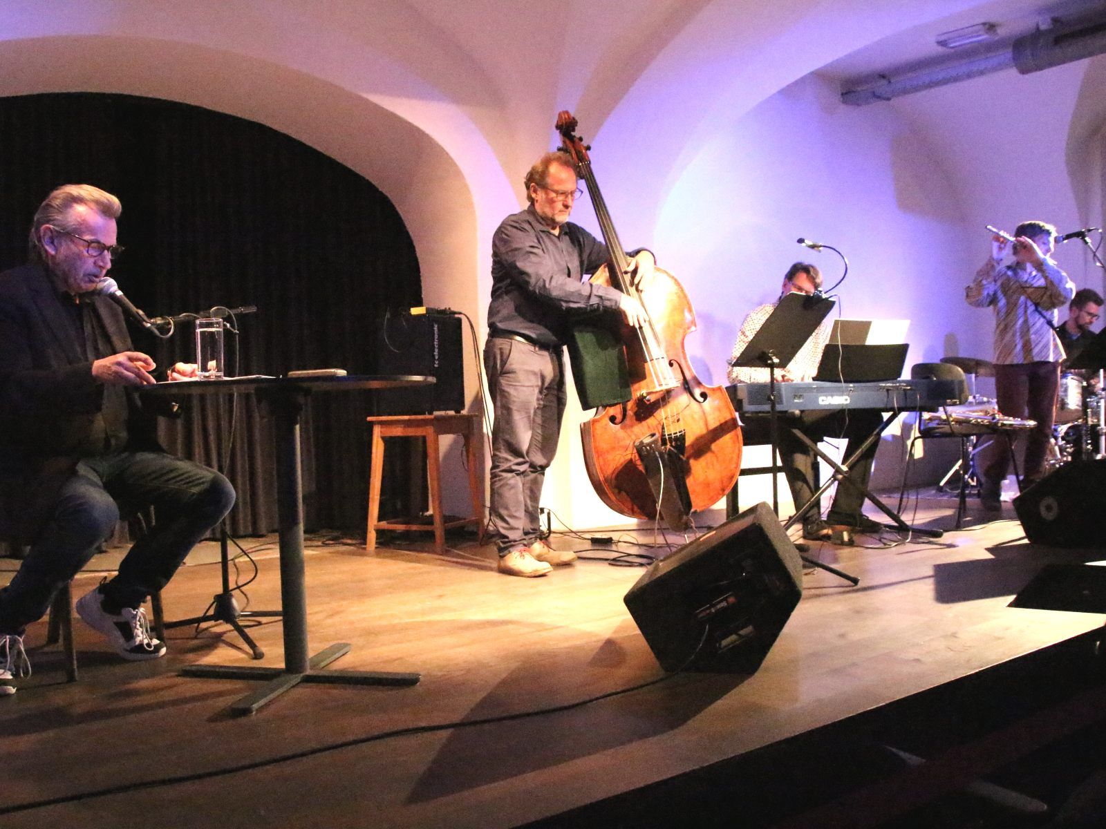 Charles Bukowski stand im Mittelpunkt einer Lesung mit Jazzmusik. Charles Bukowski stand im Mittelpunkt einer Lesung mit Jazzmusik.