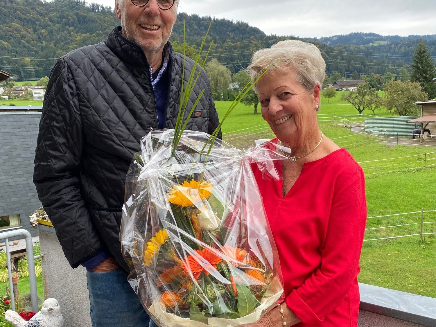 Der Obmann Elmar Marent überbringt die Glückwünsche