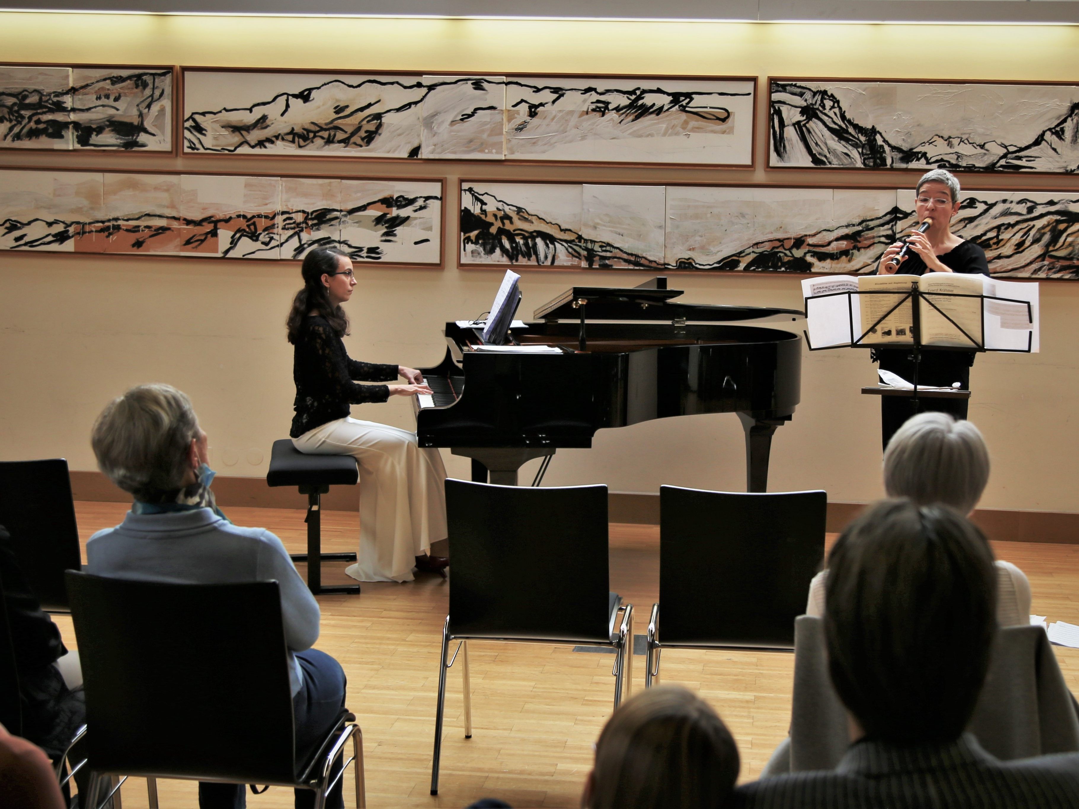 Eva-Maria Hamberger und Barbara Nägele spielten im Konsumsaal ihr "Potpurri". Eva-Maria Hamberger und Barbara Nägele spielten im Konsumsaal ihr "Potpurri".