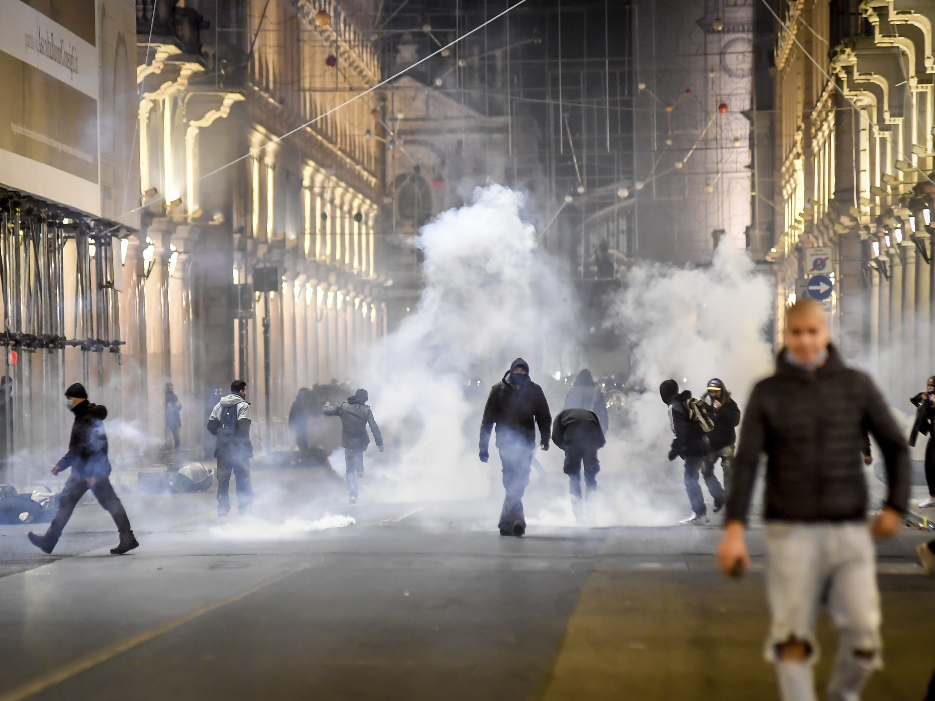 Italiener protestieren gegen nächtliche Ausgangssperre und frühe Schließung von Restaurants, Cafes und Bars