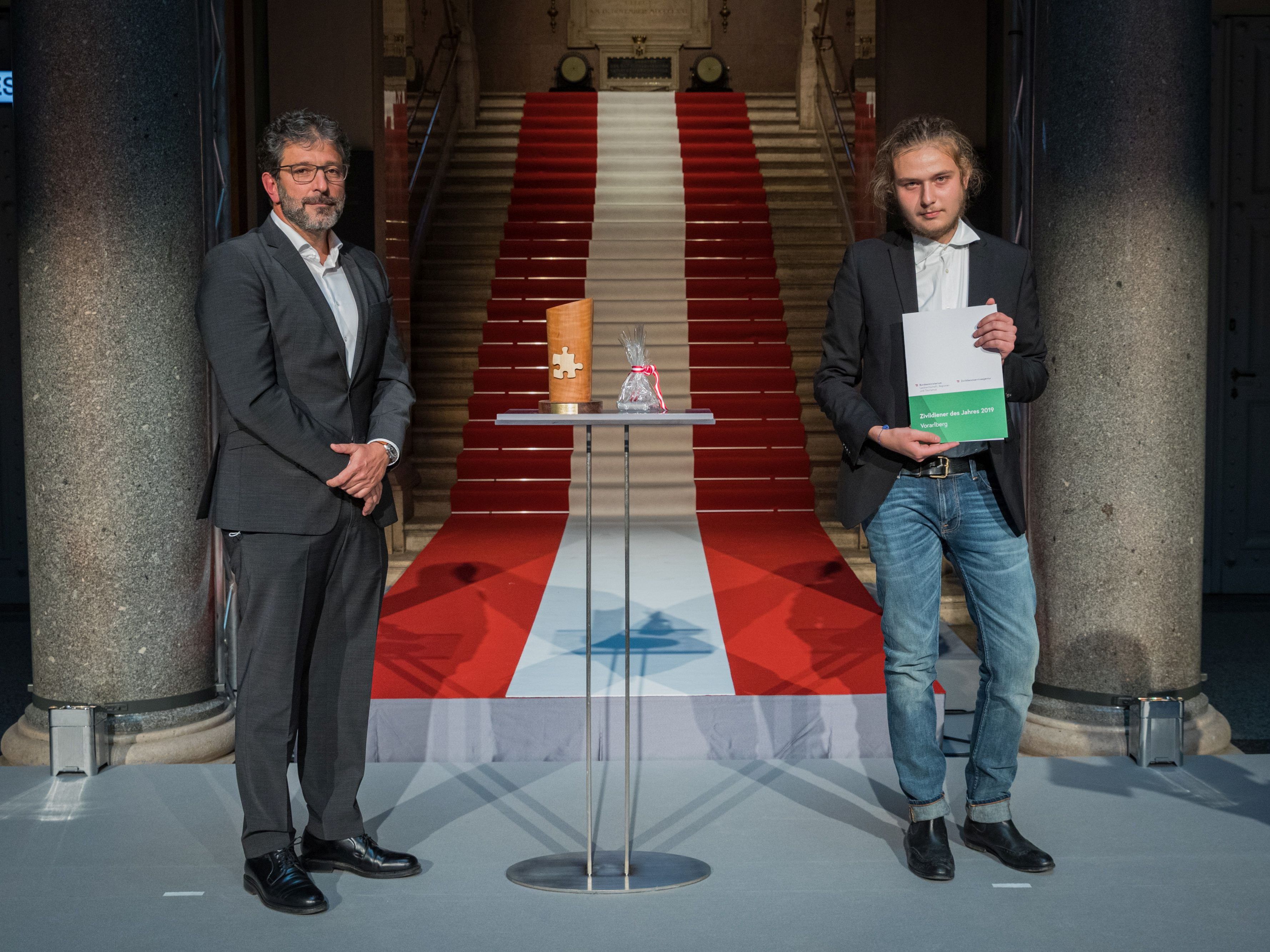 Jonathan Denz erhält die Auszeichnung „Zivildiener des Jahres 2019“ für Vorarlberg.
