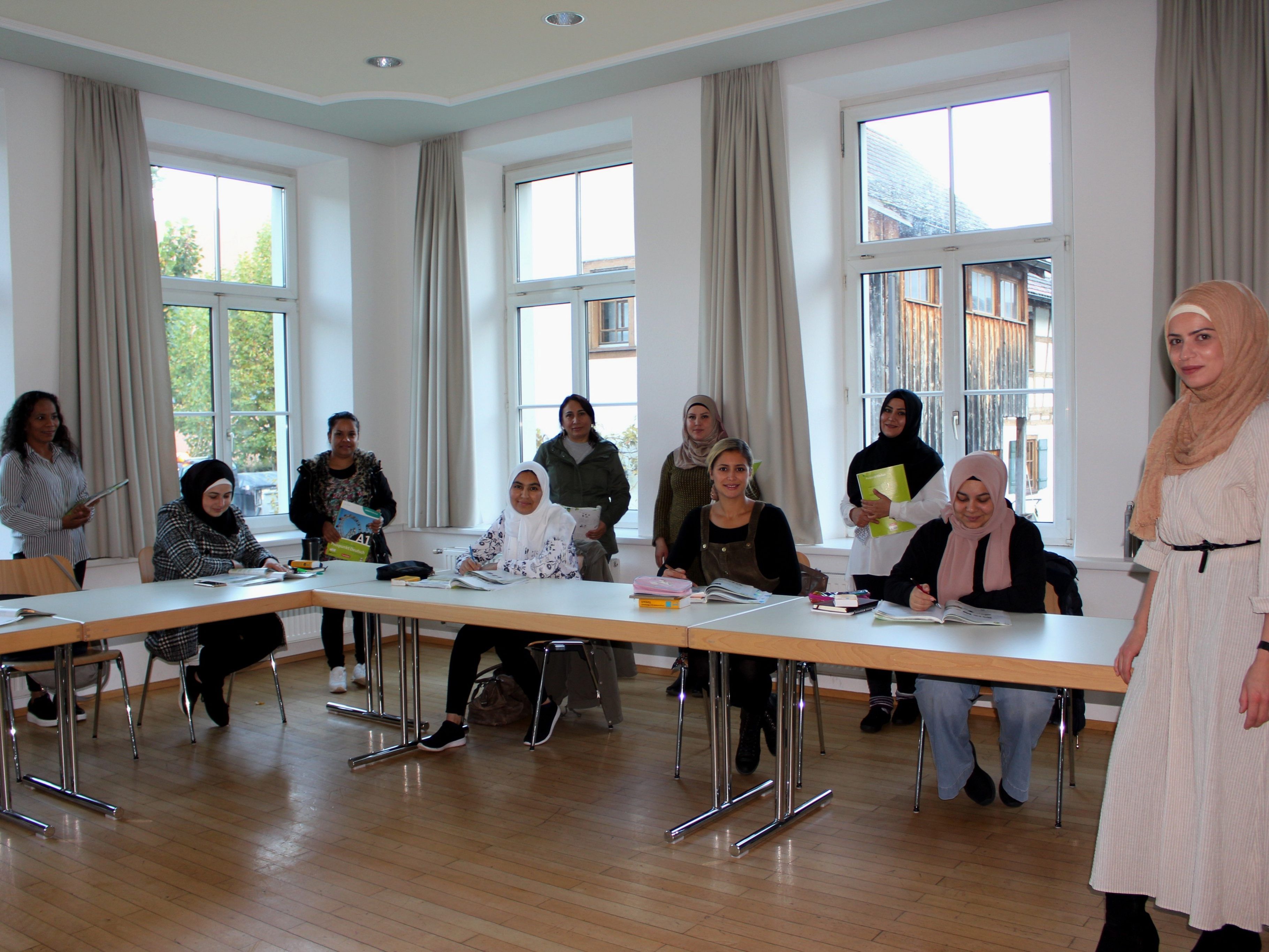Die Kursteilnehmerinnen mit unterschiedlicher Herkunft nehmen mit Begeisterung am A1 Deutschkurs unter der Leitung von Seyma Cakirli in Lochau teil.