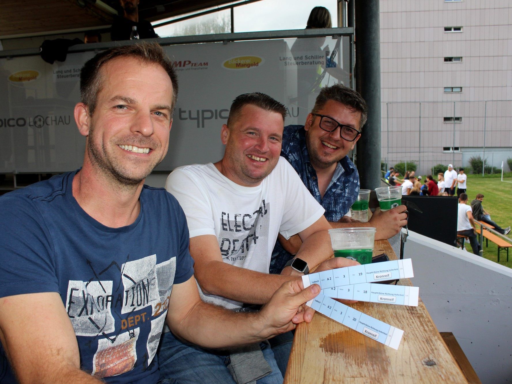 Treffpunkt Fußballplatz: Die begeisterten Fans von der Feuerwehr Lochau im „Corona-Block A2“ stets mit dabei – Wolfgang Walter, Martin Willer und Sven Flückiger. Treffpunkt Fußballplatz: Die begeisterten Fans von der Feuerwehr Lochau im „Corona-Block A2“ stets mit dabei – Wolfgang Walter, Martin Willer und Sven Flückiger.