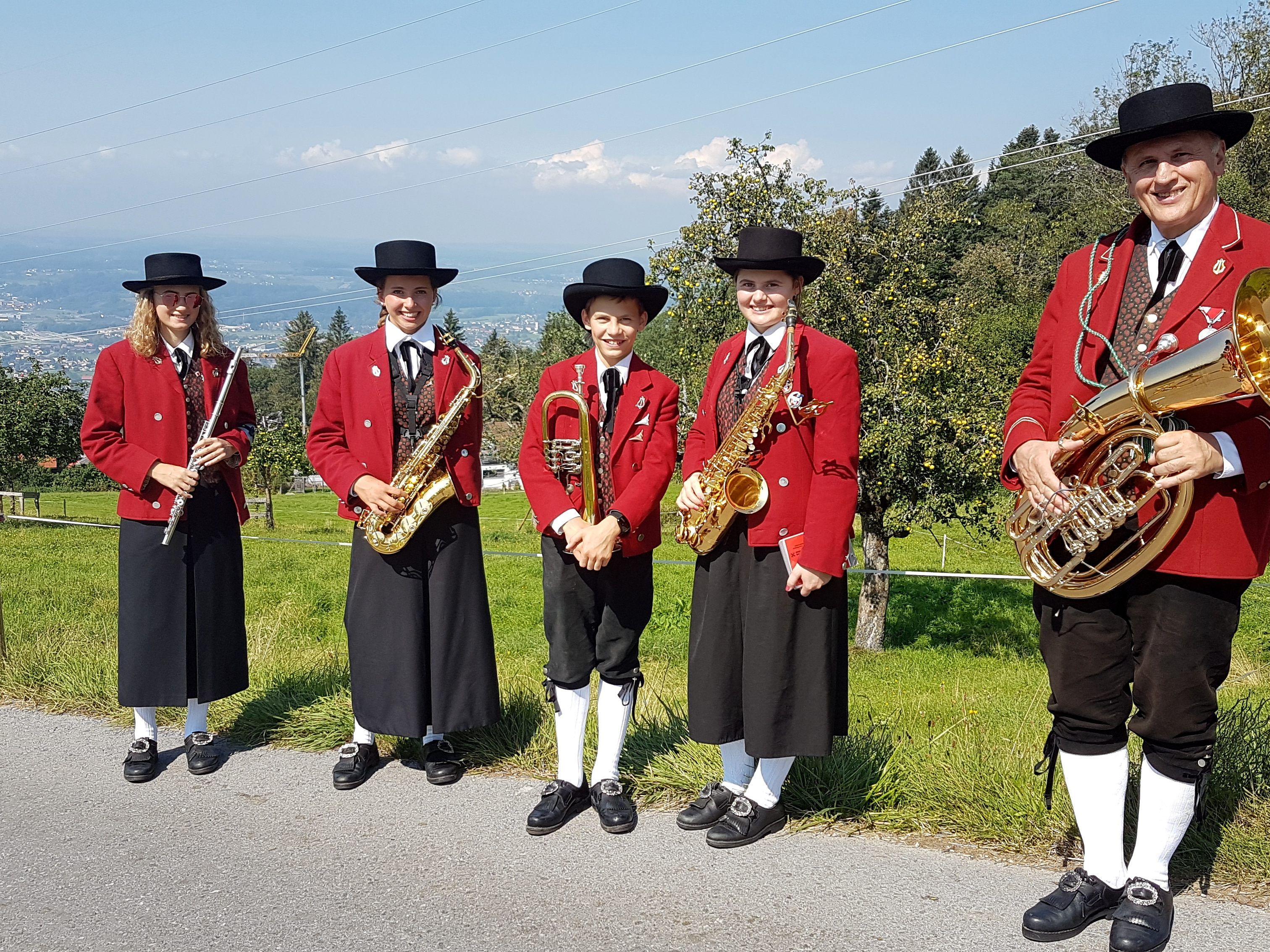 Im ghörigen Abstand marschierten die Musikanten durch das Dorf, auf dem Berg und im Tal, um die Bevölkerung auch in Corona-Zeiten mit flotter Blasmusik zu erfreuen. Im Bild die „Jugend“ mit Ehrenvorstand Wolfram Baldauf. Im ghörigen Abstand marschierten die Musikanten durch das Dorf, auf dem Berg und im Tal, um die Bevölkerung auch in Corona-Zeiten mit flotter Blasmusik zu erfreuen. Im Bild die „Jugend“ mit Ehrenvorstand Wolfram Baldauf.