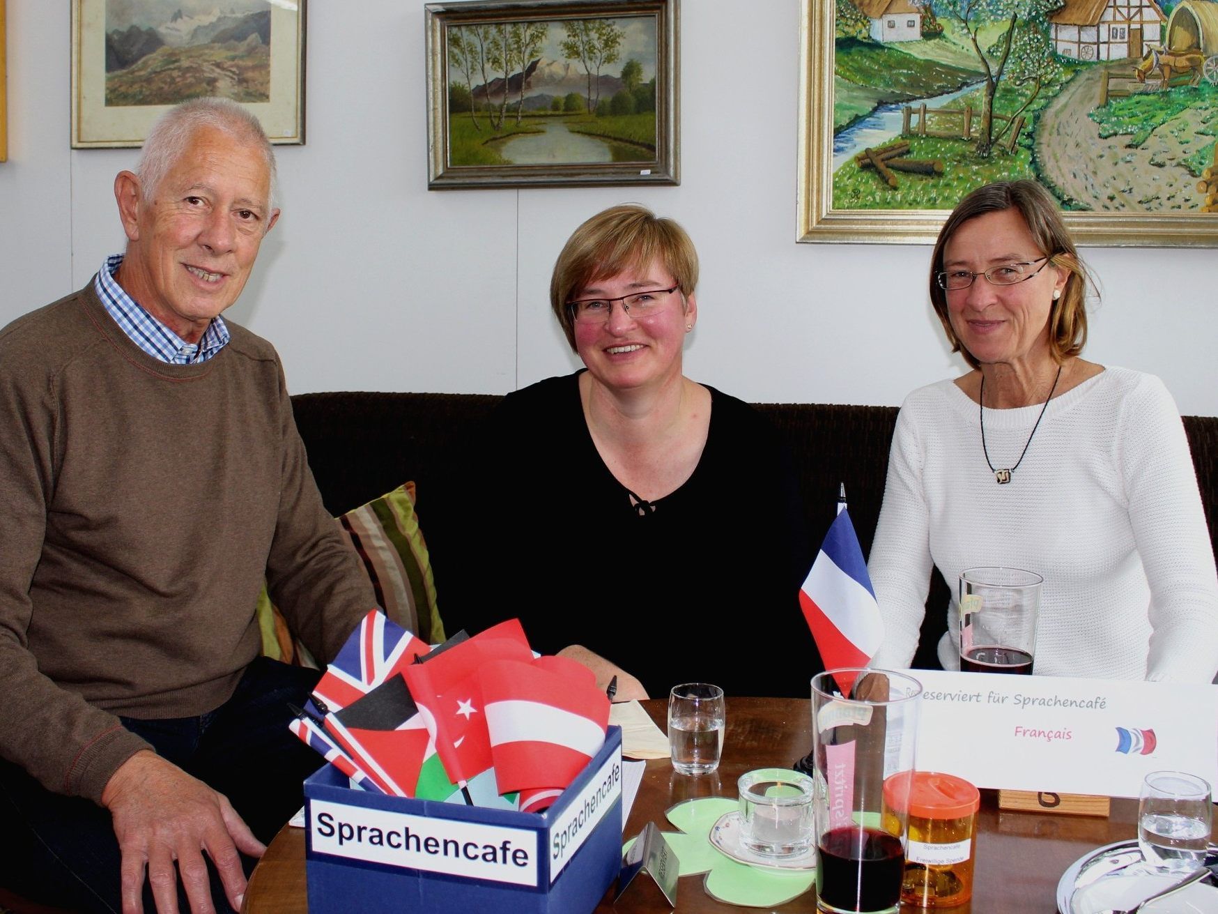 Begegnung und Unterhaltung im „Sprachencafé“ im Brockenhaus mit zum Teil mutter-sprachlichen Moderatoren unter der Leitung von Peter Pongratz, im Bild links. Begegnung und Unterhaltung im „Sprachencafé“ im Brockenhaus mit zum Teil mutter-sprachlichen Moderatoren unter der Leitung von Peter Pongratz, im Bild links.