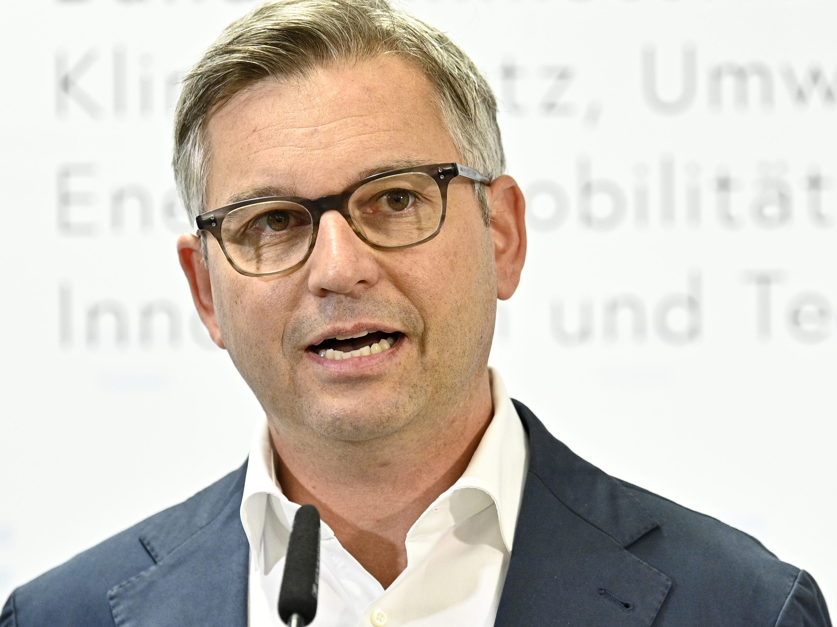 Aufruf im Vorarlberger Dialekt von Staatssekretär Magnus Brunner.