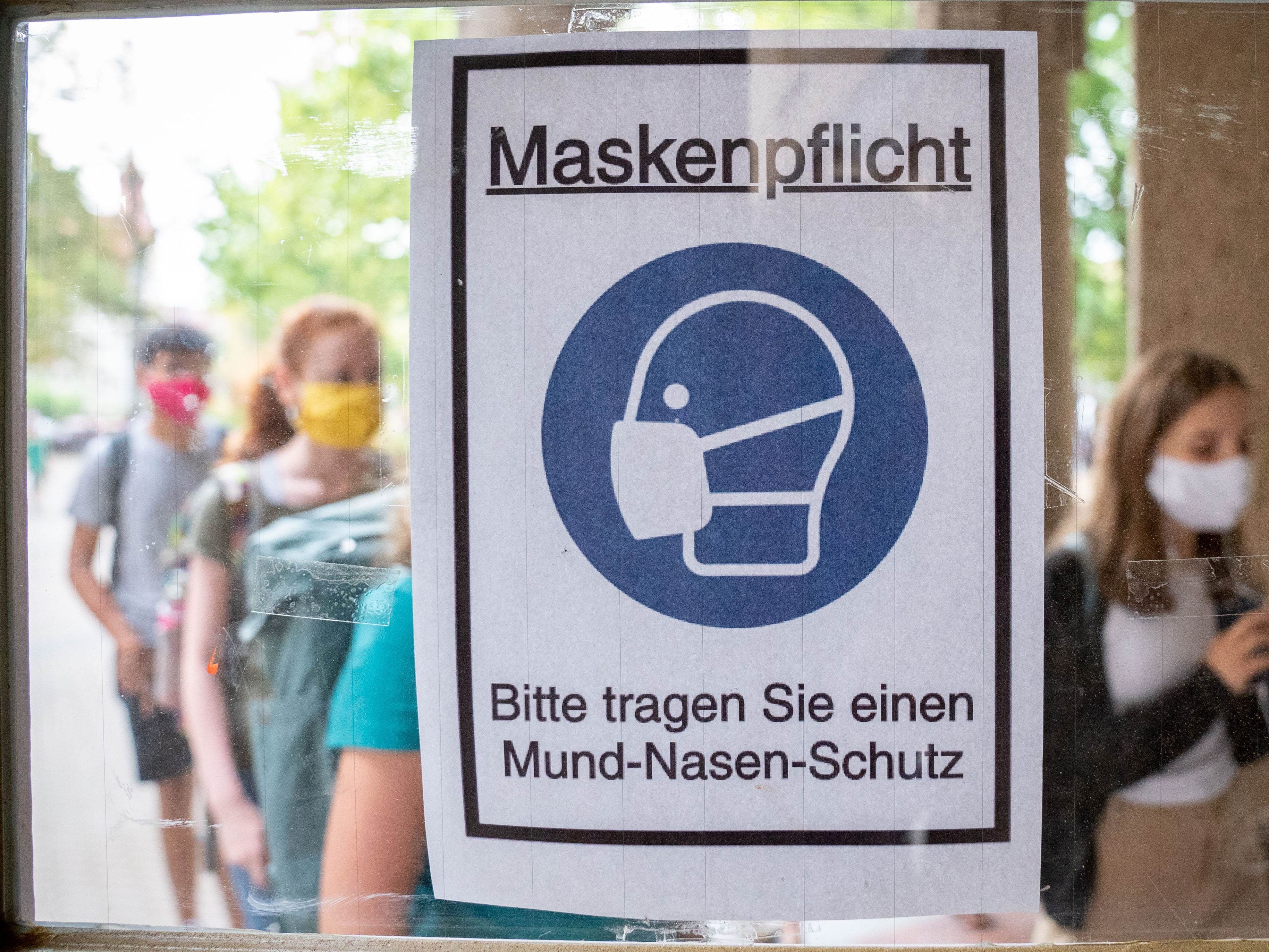 Abstandsregeln, Maskenpflicht, Personenlimits, Gastro-Einschränkungen - Diese Regeln gelten ab Sonntag. Abstandsregeln, Maskenpflicht, Personenlimits, Gastro-Einschränkungen - Diese Regeln gelten ab Sonntag.