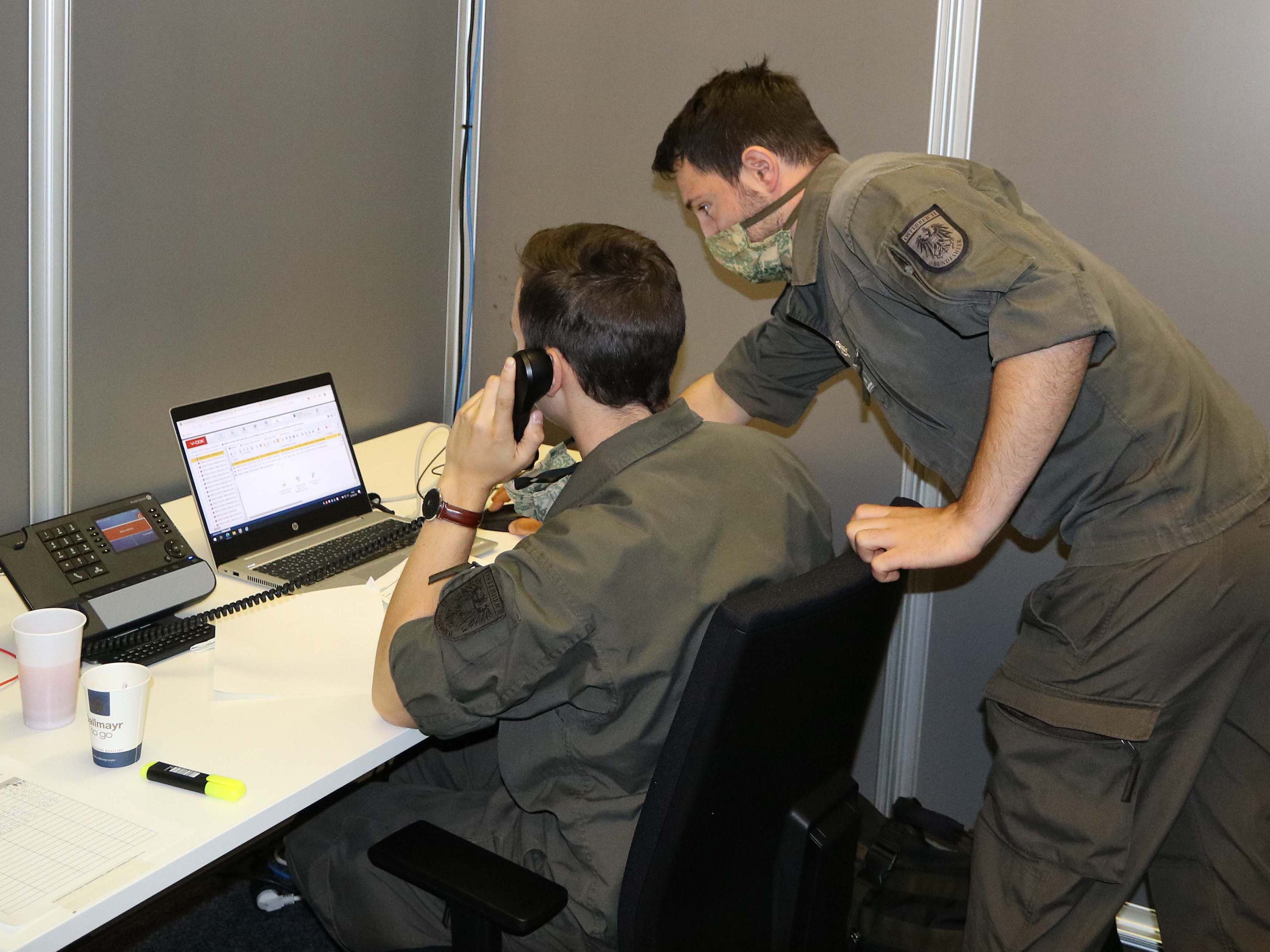 Wachtmeister Andreas S. unterstützt seine Soldaten beim Personenkontaktmanagement Wachtmeister Andreas S. unterstützt seine Soldaten beim Personenkontaktmanagement