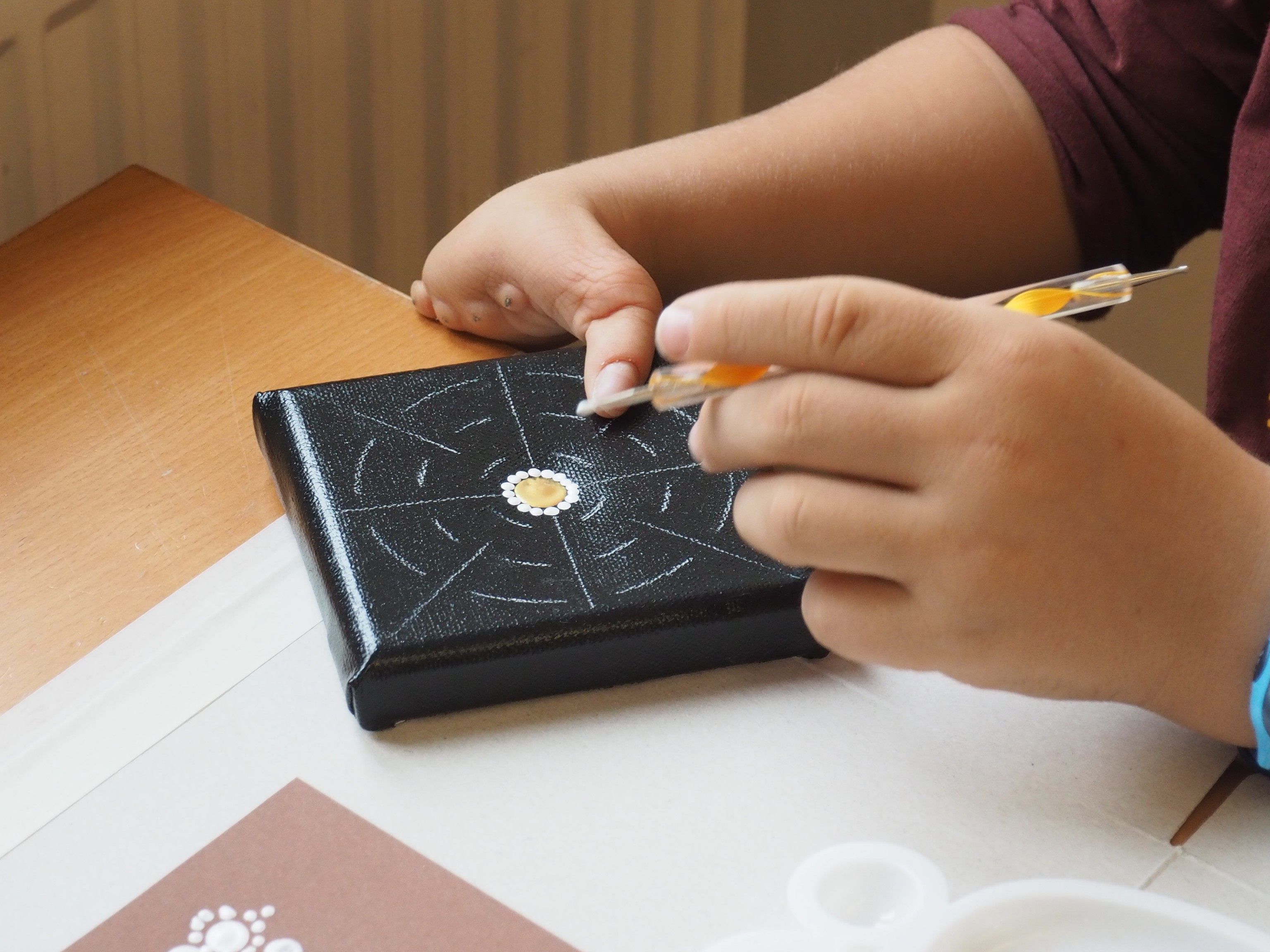 "Dot Mandala" kam bei den Kindern im Domino sehr gut an. "Dot Mandala" kam bei den Kindern im Domino sehr gut an.