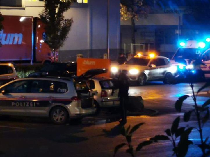 Am Einsatz waren 14 Streifen der Polizei, Rettung und Notarzt beteiligt. Am Einsatz waren 14 Streifen der Polizei, Rettung und Notarzt beteiligt.