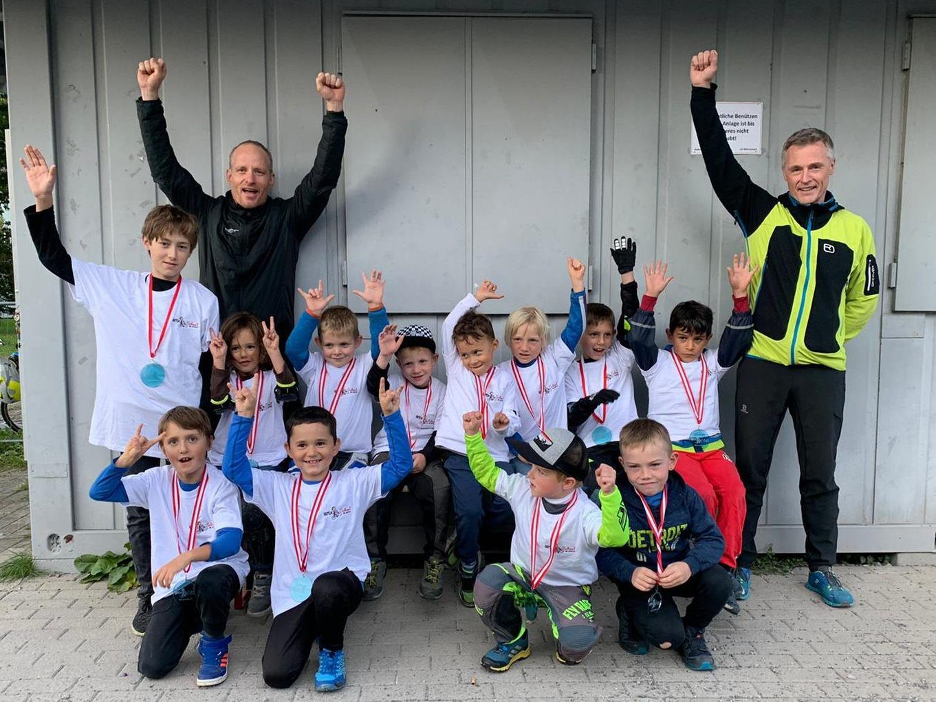 Die Absolventen der BMX-School mit den Trainern Harald Muther und Sebastian Oppel. Die Absolventen der BMX-School mit den Trainern Harald Muther und Sebastian Oppel.