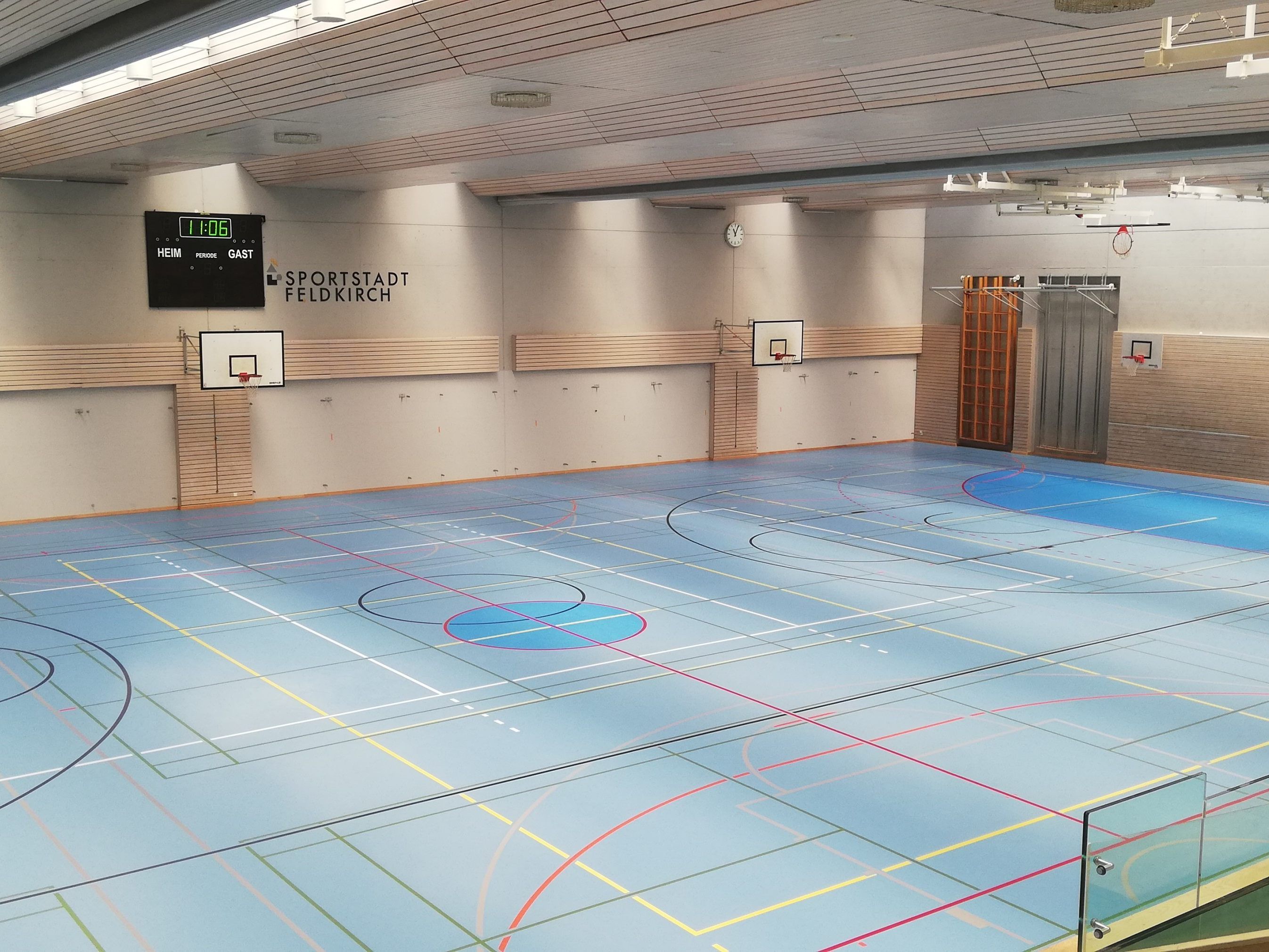 Polyurethanböden gelten als abrieb- und rissfest und sind für Sporthallen gut geeignet.
