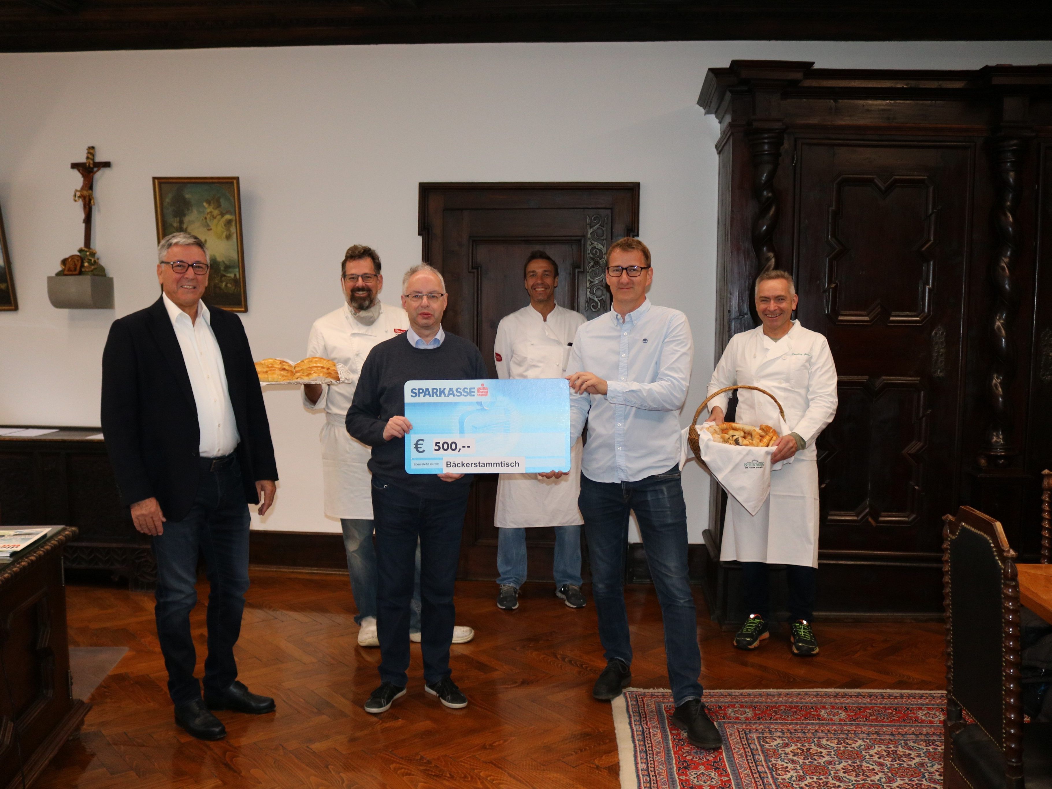 Am 12. Oktober übergaben die Bäcker Wolfgang Müller, Johannes Schertler und Gerhard Steinberg an Bürgermeister Wolfgang Matt eine Spende in Höhe von 500 Euro für das Hilfswerk. Am 12. Oktober übergaben die Bäcker Wolfgang Müller, Johannes Schertler und Gerhard Steinberg an Bürgermeister Wolfgang Matt eine Spende in Höhe von 500 Euro für das Hilfswerk.