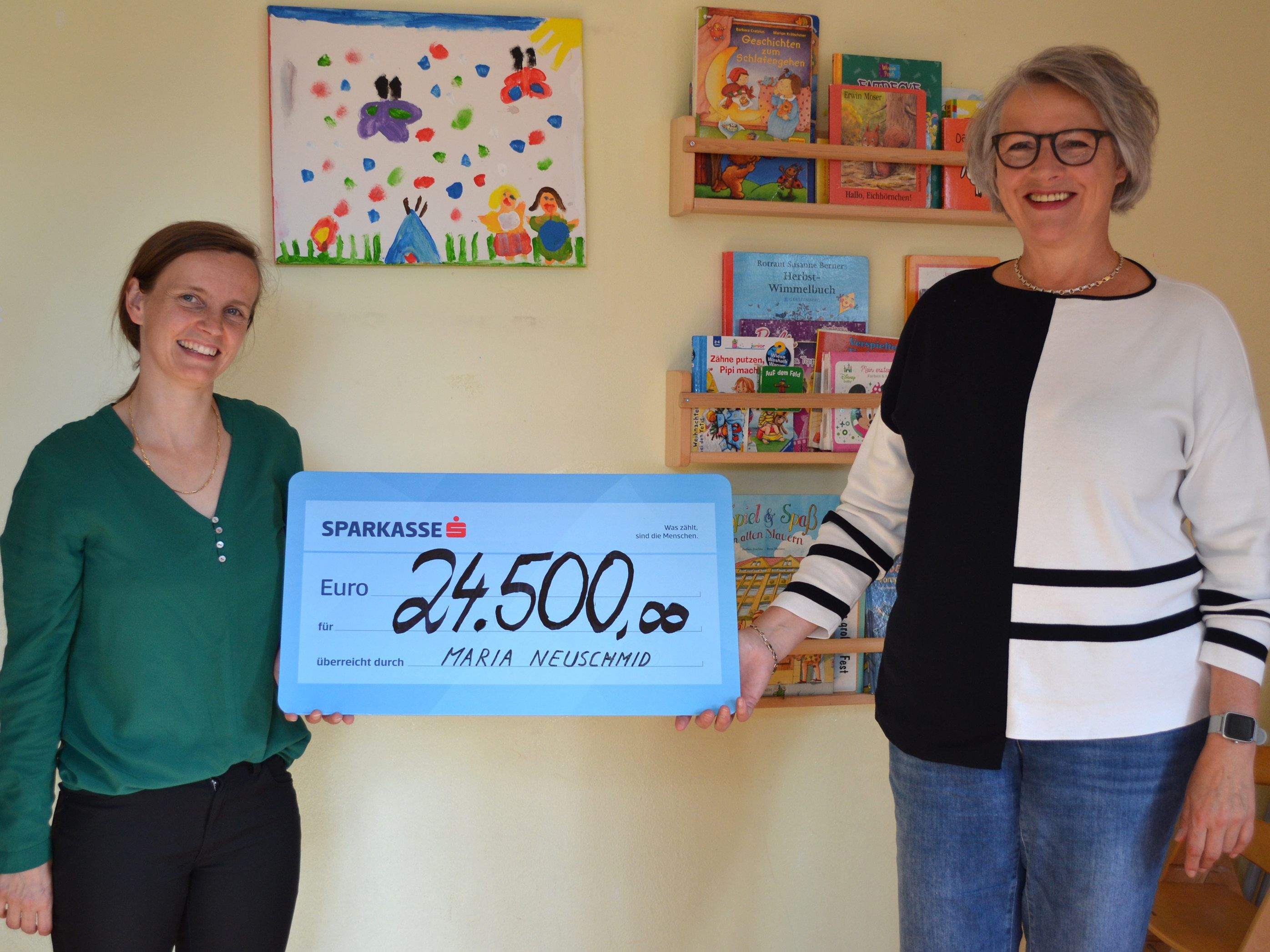 Maria Neuschmid und Doris Müller bei der Scheckübergabe im Haus Mutter&Kind. Maria Neuschmid und Doris Müller bei der Scheckübergabe im Haus Mutter&Kind.