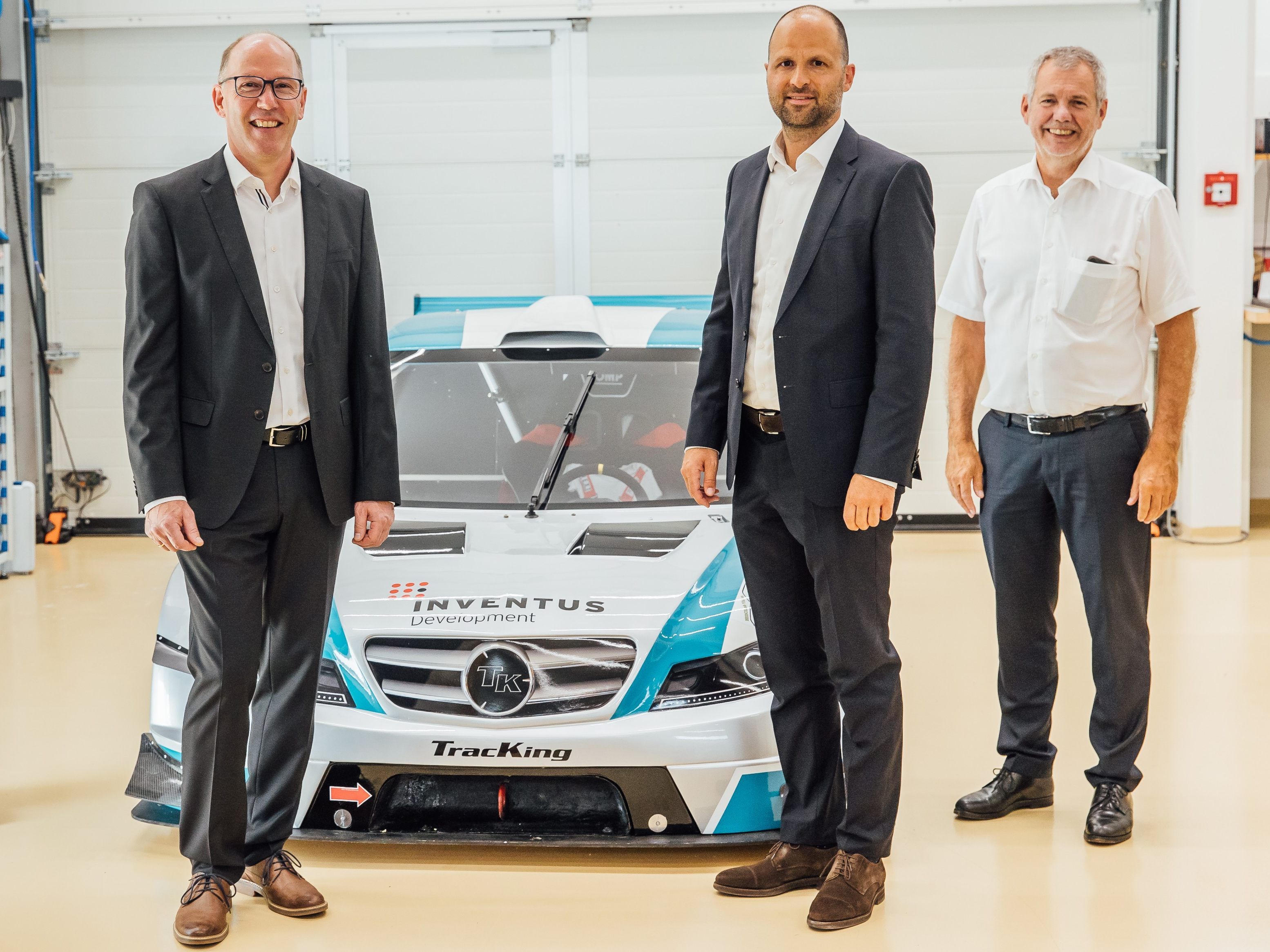 KMU-Unternehmer des Jahres Stefan Battlogg (2.v. l.) mit Juroren des Wettbewerbs beim Besuch seines Unternehmens. KMU-Unternehmer des Jahres Stefan Battlogg (2.v. l.) mit Juroren des Wettbewerbs beim Besuch seines Unternehmens.