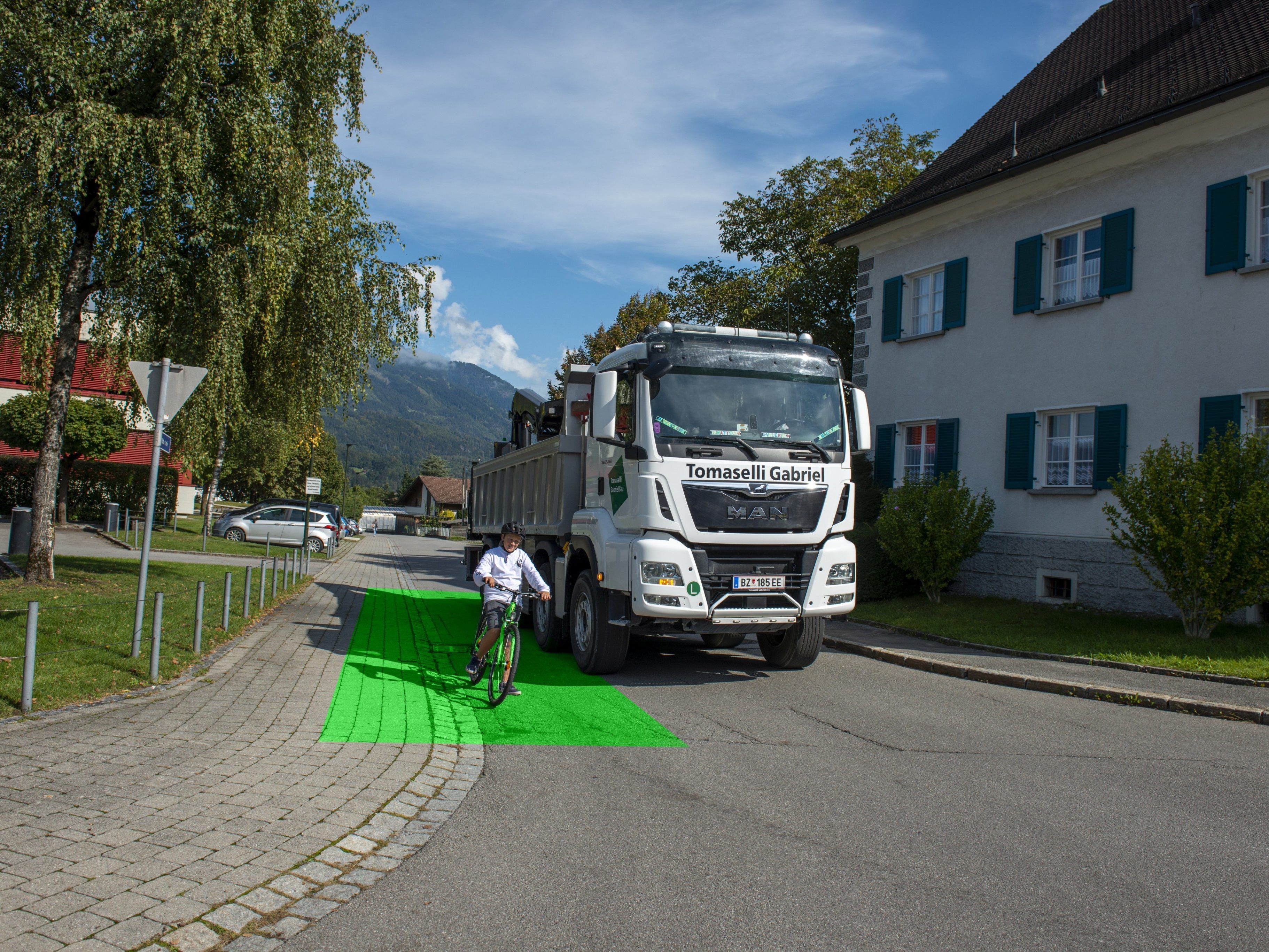 Alle Lkw von Tomaselli Gabriel Bau verfügen jetzt über Abbiegeassistenten.