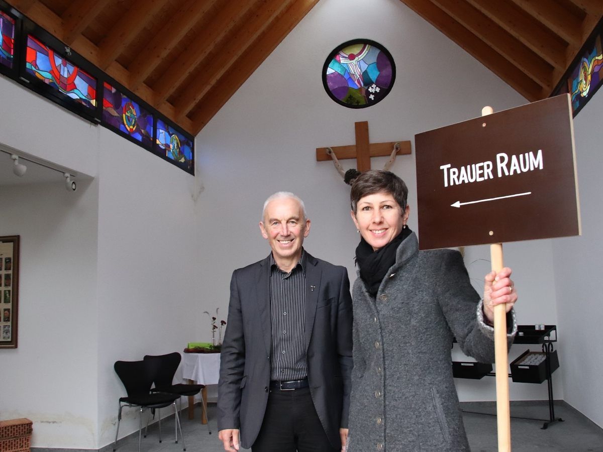 Pfarrer Paul Burtscher und Isabella Nenning laden in den „TrauerRaum“ ein. Pfarrer Paul Burtscher und Isabella Nenning laden in den „TrauerRaum“ ein.