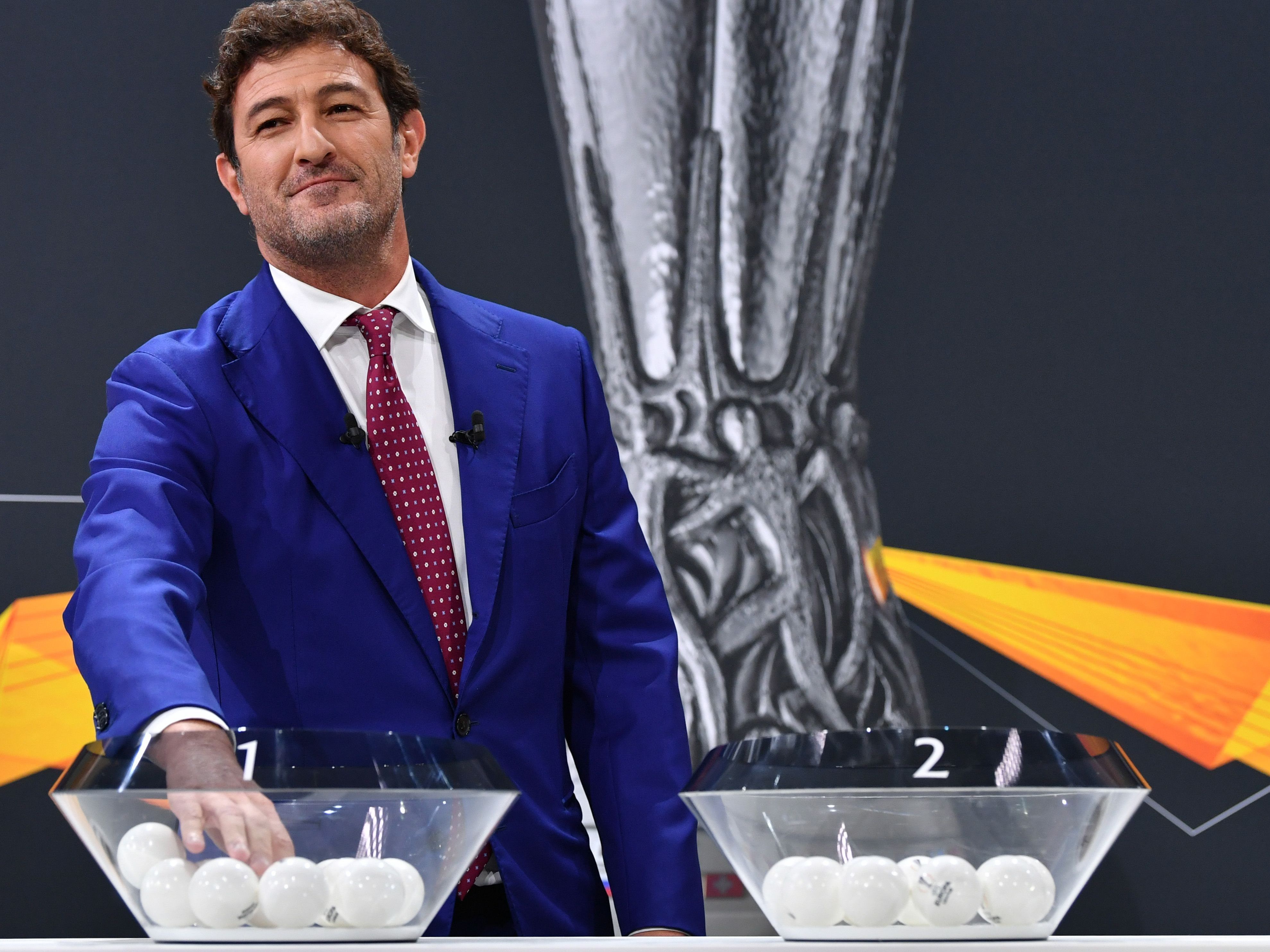 Der Italiener Ciro Ferrara als Glücksfee Der Italiener Ciro Ferrara als Glücksfee