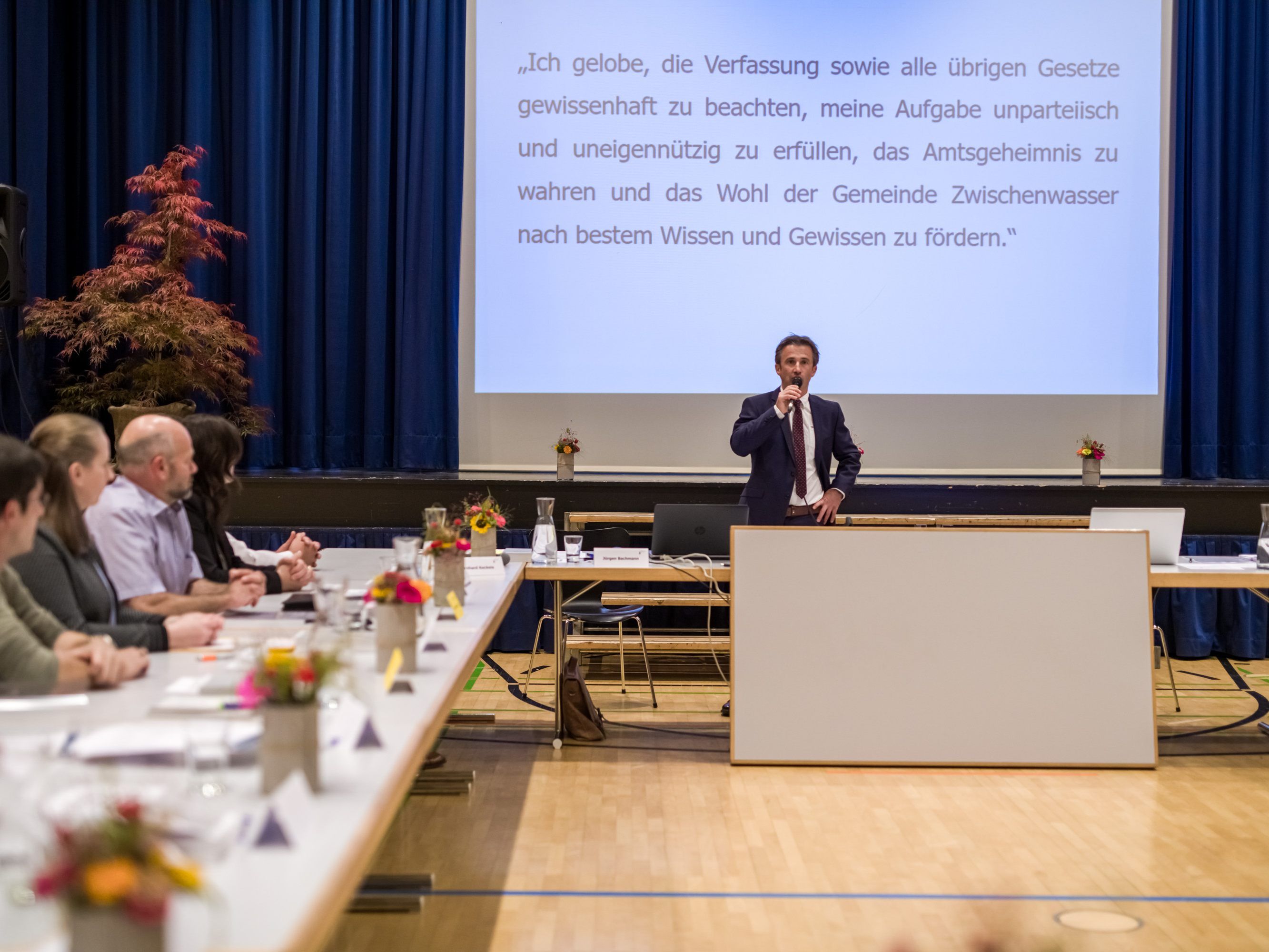 Der neue Bürgermeister Jürgen Bachmann bei seiner Antrittsrede Der neue Bürgermeister Jürgen Bachmann bei seiner Antrittsrede