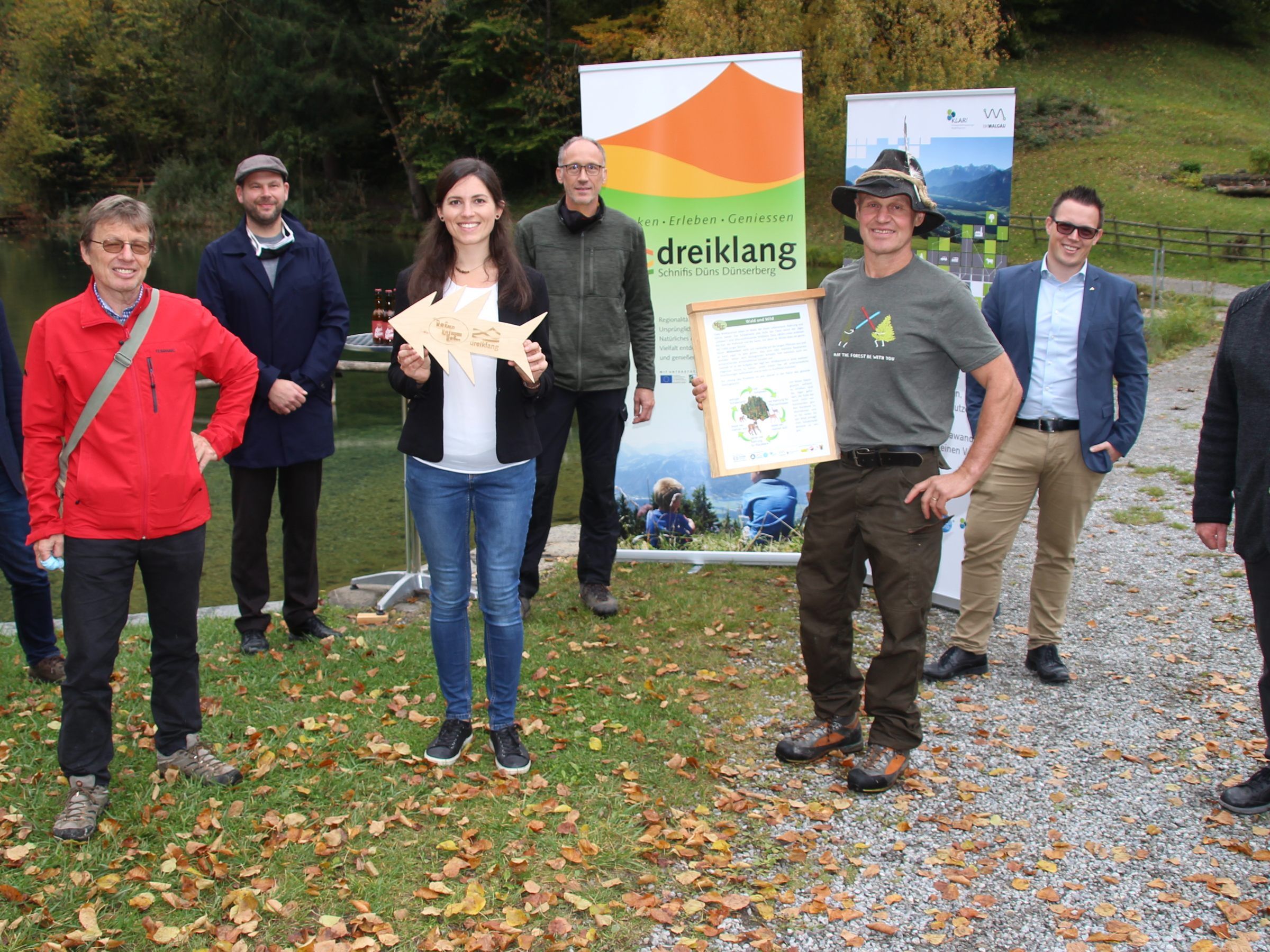 Landesforstdirektor Andreas Amann, Herbert Dünser, Marcus Naumann (Geschäftsführer Region Dreiklang), Marina Fischer (KLAR! im Walgau), Walter Amann (Forstbetriebsgemeinschaft Jagdberg), Günter Dünser (Initiator Wald-Wissen-Weg), Simon Lins (BM Schnifis) und Gerold Mähr (BM Düns und Obmann Region Dreiklang) Landesforstdirektor Andreas Amann, Herbert Dünser, Marcus Naumann (Geschäftsführer Region Dreiklang), Marina Fischer (KLAR! im Walgau), Walter Amann (Forstbetriebsgemeinschaft Jagdberg), Günter Dünser (Initiator Wald-Wissen-Weg), Simon Lins (BM Schnifis) und Gerold Mähr (BM Düns und Obmann Region Dreiklang)