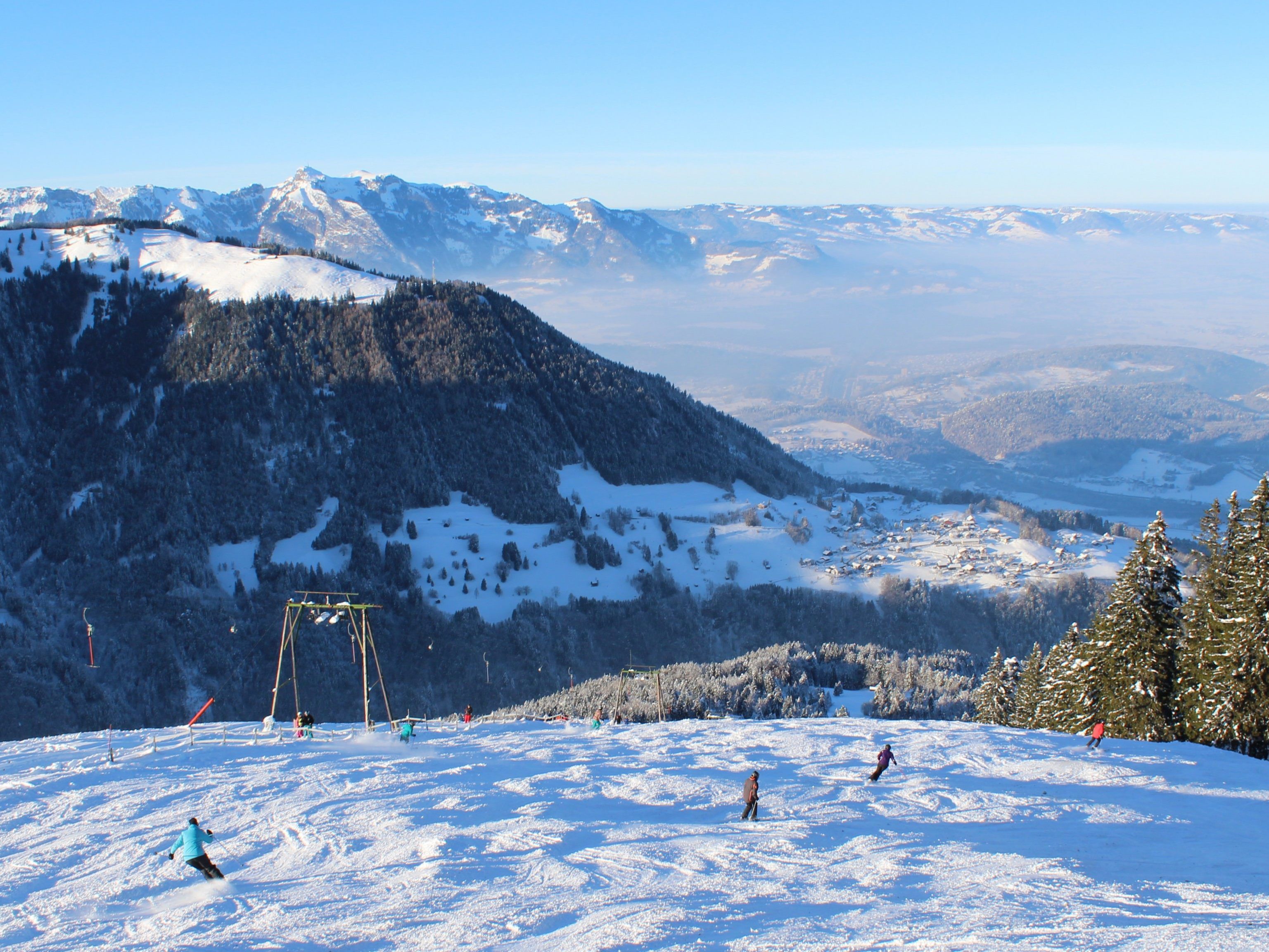 Erster Neuschnee macht Hoffnung auf schneereichen Winter: Skipiste Bazora Erster Neuschnee macht Hoffnung auf schneereichen Winter: Skipiste Bazora