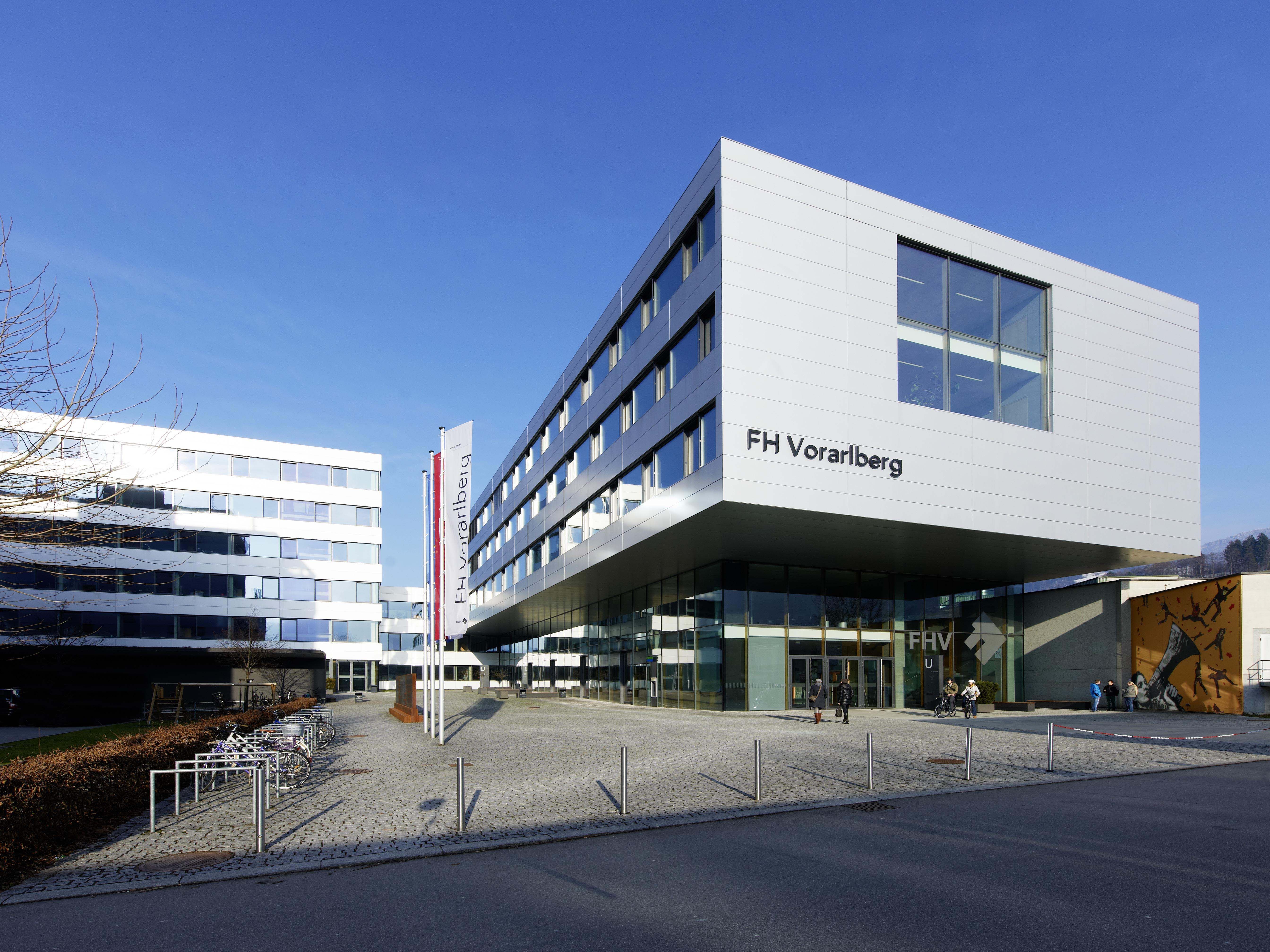 Diplome an FH-Absolventinnen und -Absolventen.