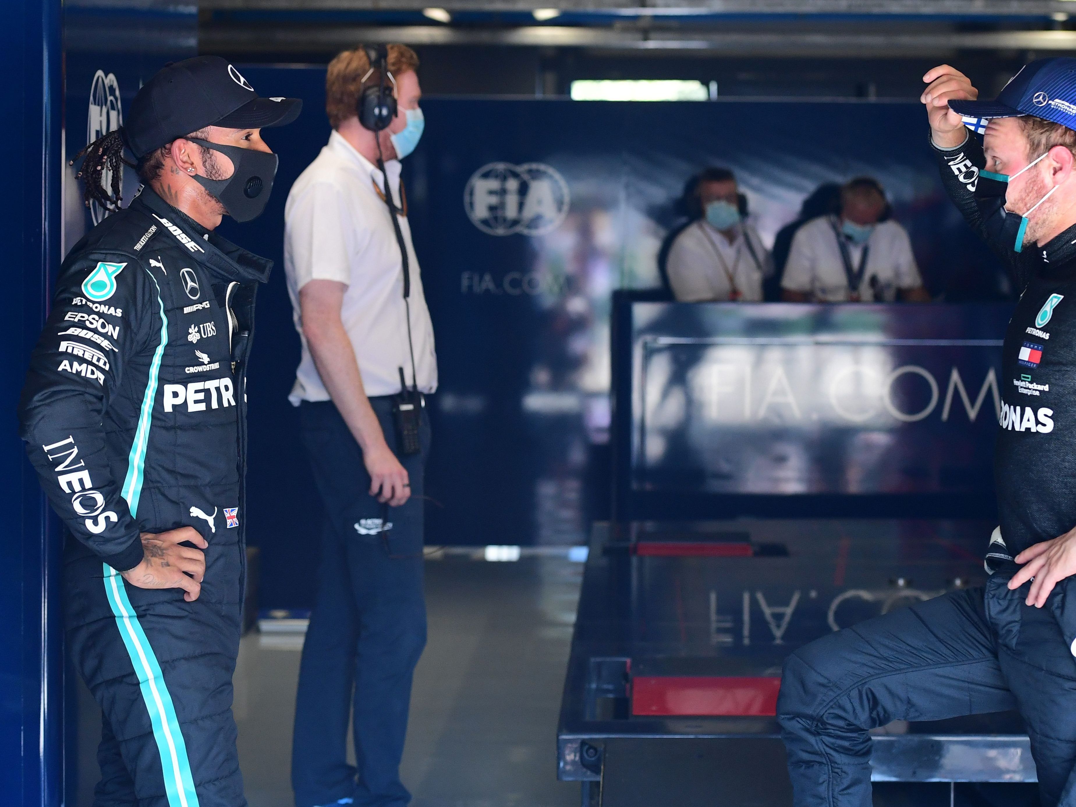 Lewis Hamilton und Bottas im Gespräch.