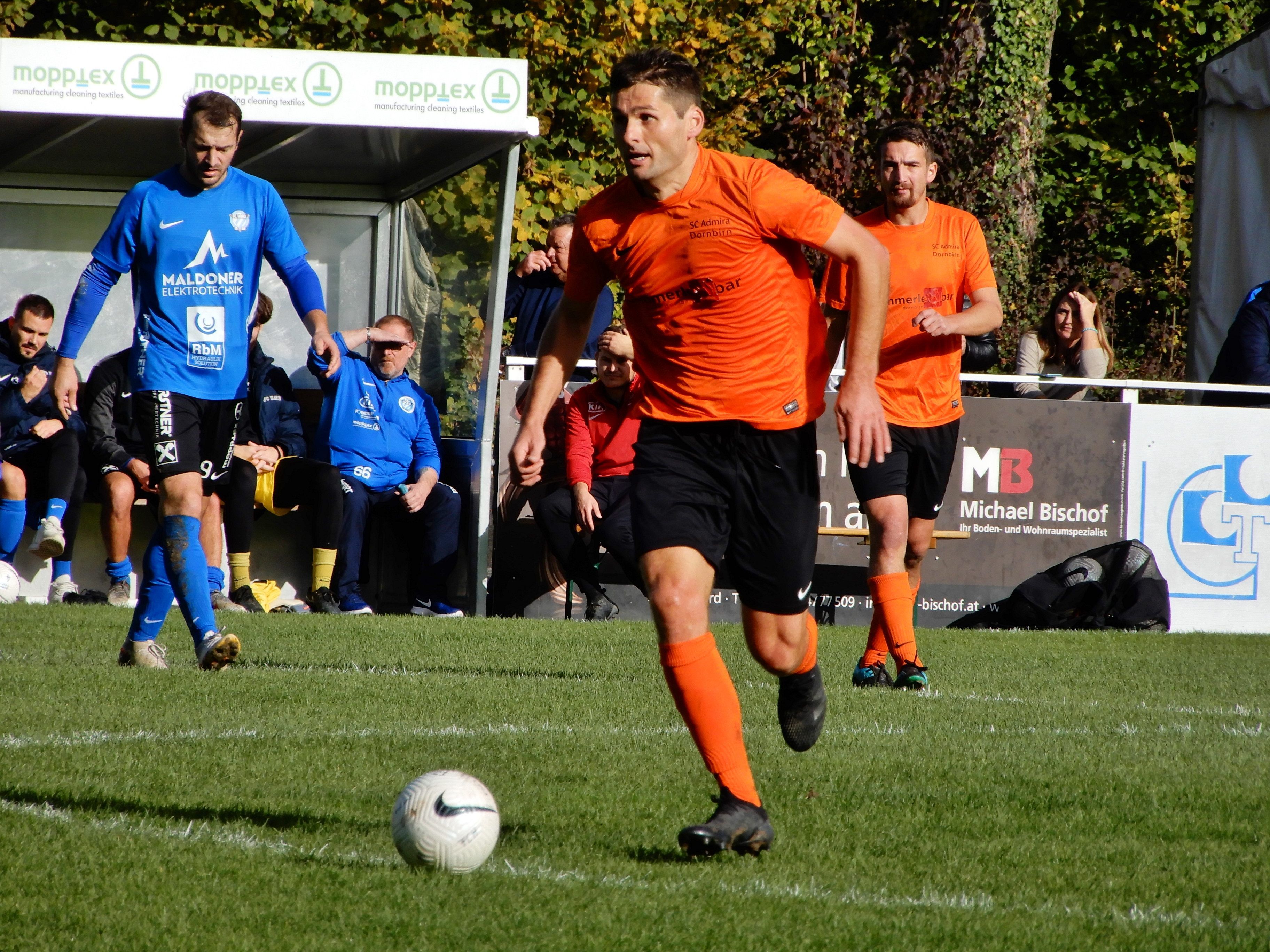 Das Spiel in Hard bot wieder beste Fußballunterhaltung und bescherte dem SC Admira frühzeitig den Herbstmeistertitel.