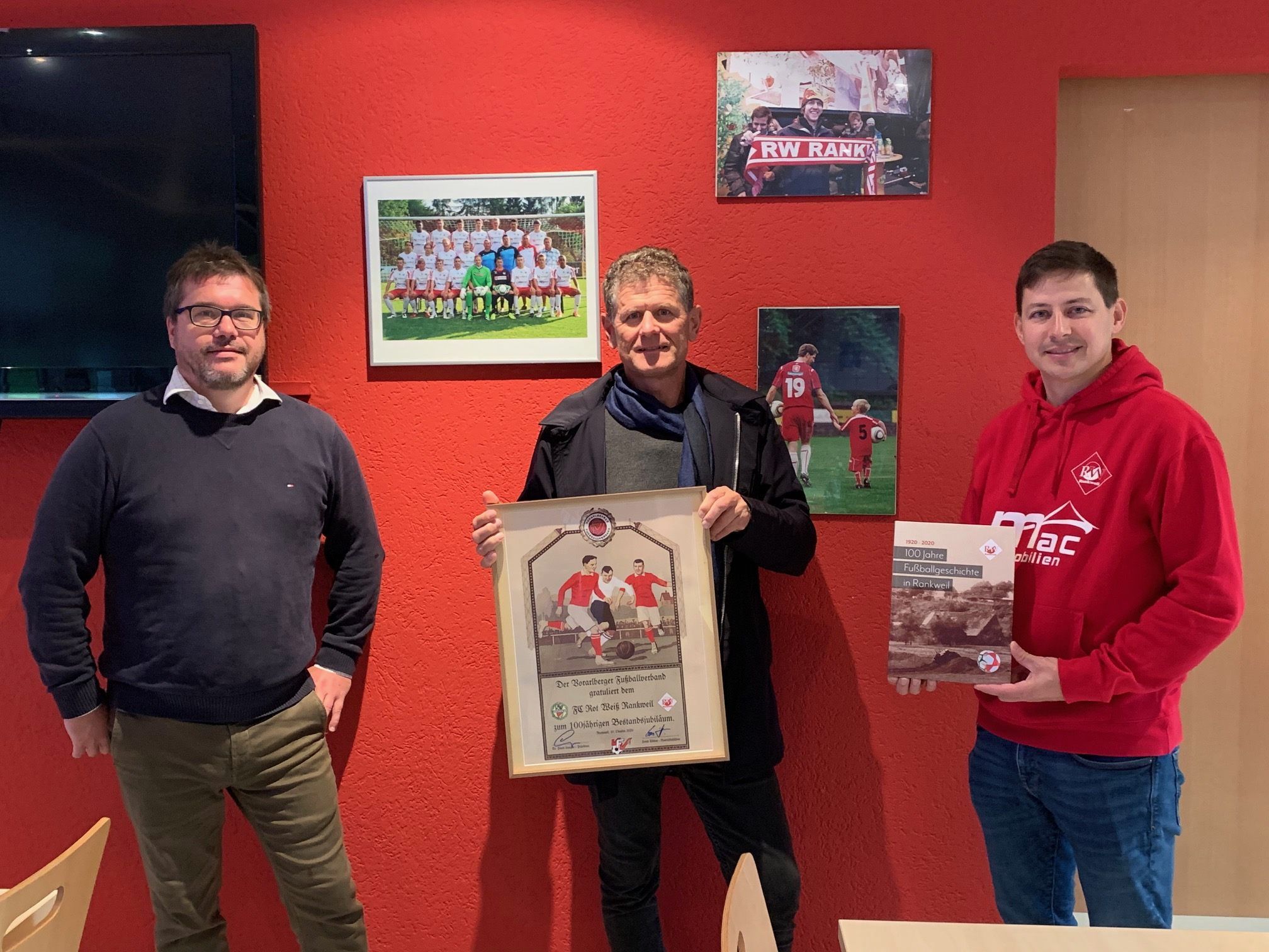 VFV Präsident Horst Lumper überreichte Klaus Beiter und Bernd Breuss ein Geschenk