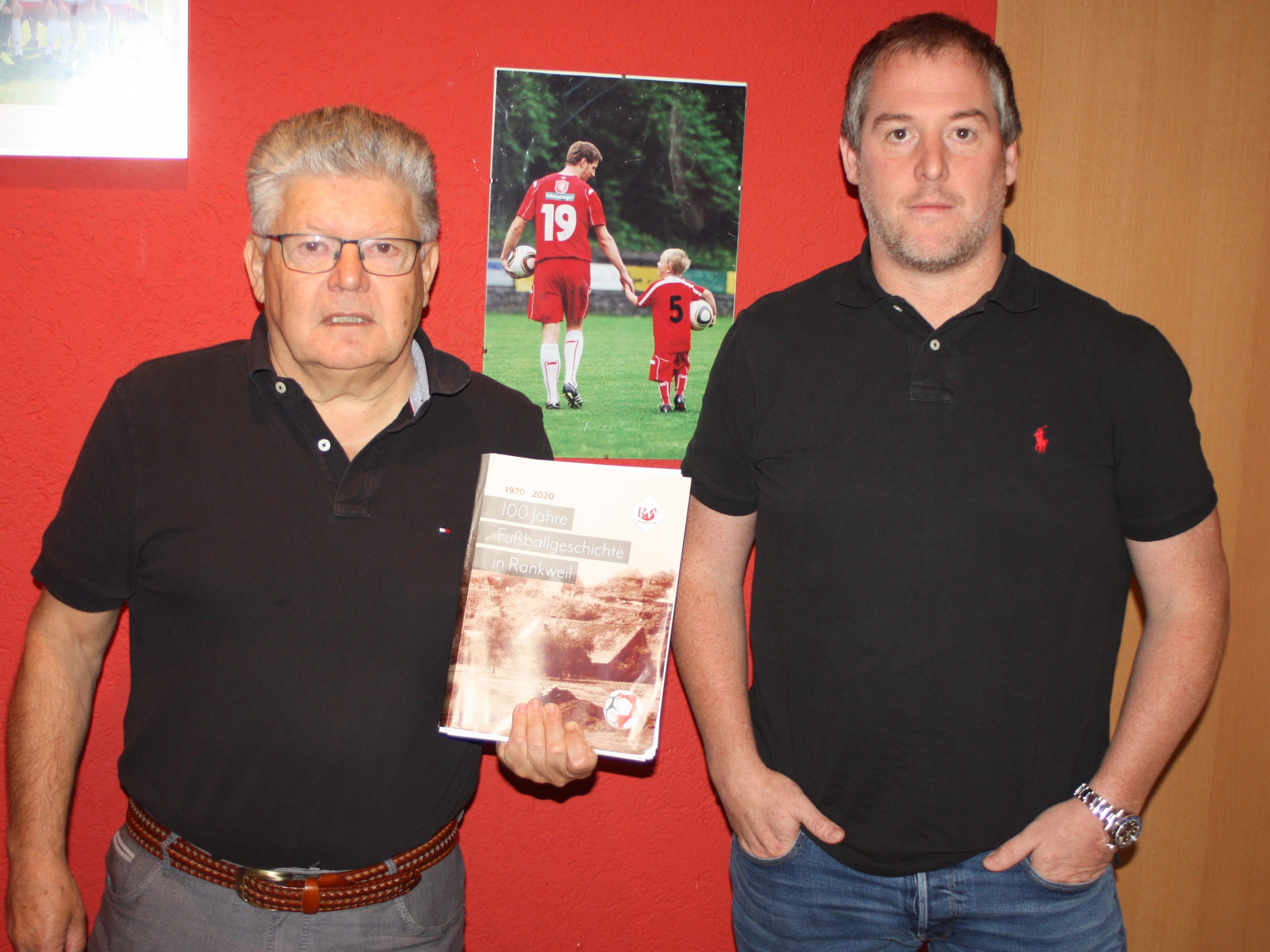 Edi Engler und Jürgen Sturn haben die Festschrift 100 Jahre Fußballgeschichte in Rankweil dokumentiert Edi Engler und Jürgen Sturn haben die Festschrift 100 Jahre Fußballgeschichte in Rankweil dokumentiert