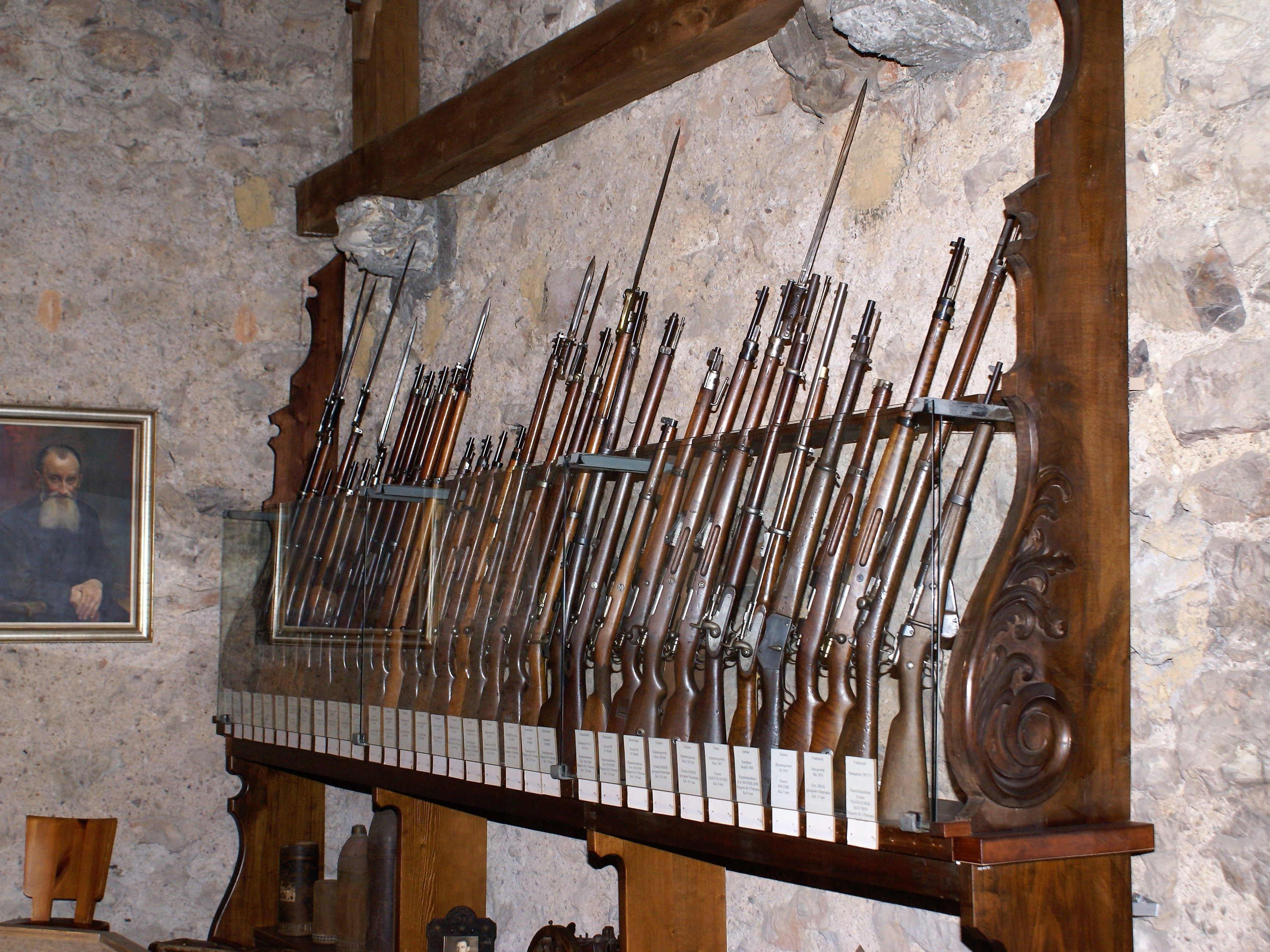 Die Waffensammlung von Pfarrer Wendelin Gunz ist neben den historischen alten Hakenbüchsen Teil der Sammlung im Bergfried. Die Waffensammlung von Pfarrer Wendelin Gunz ist neben den historischen alten Hakenbüchsen Teil der Sammlung im Bergfried.