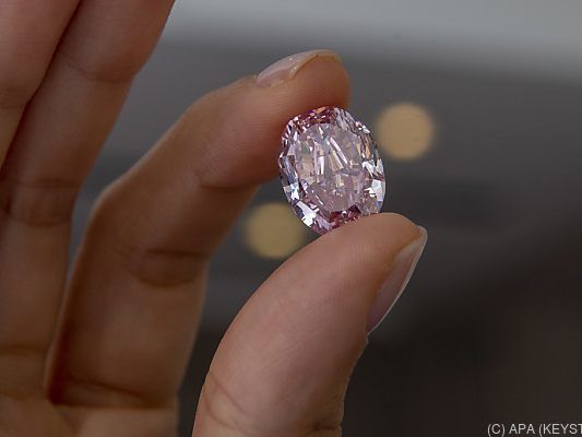 "Der Geist der Rose" wurde aus 27,95-Karat-Stein gefertigt "Der Geist der Rose" wurde aus 27,95-Karat-Stein gefertigt