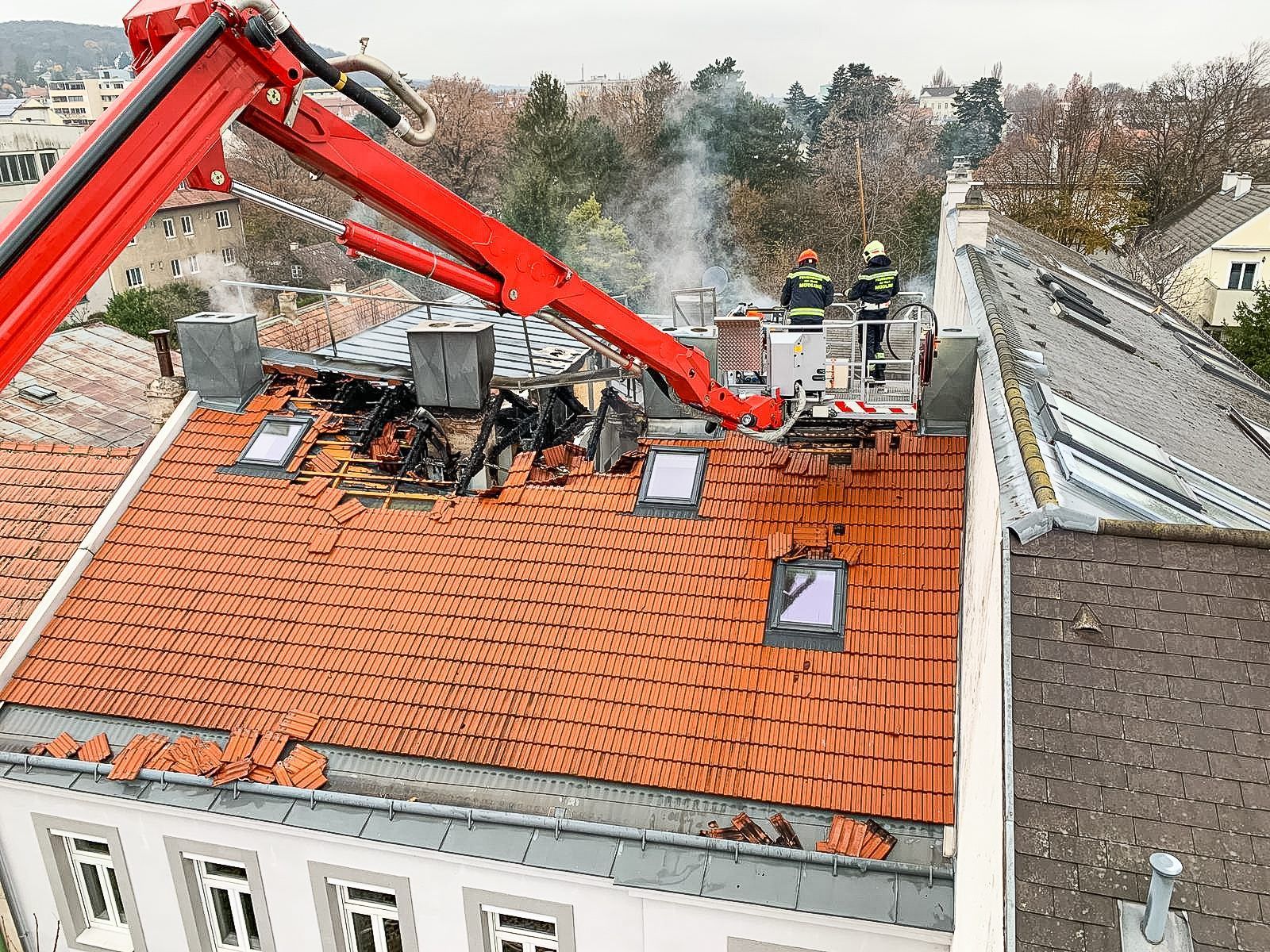 70 Feuerwehrleute standen bei dem Dachbrand in Mödling im Einsatz.