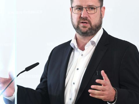 Der FPÖ-Abgeordnete Hafenecker wurde mit einem Bier in einem Gasthaus erwischt. Der FPÖ-Abgeordnete Hafenecker wurde mit einem Bier in einem Gasthaus erwischt.