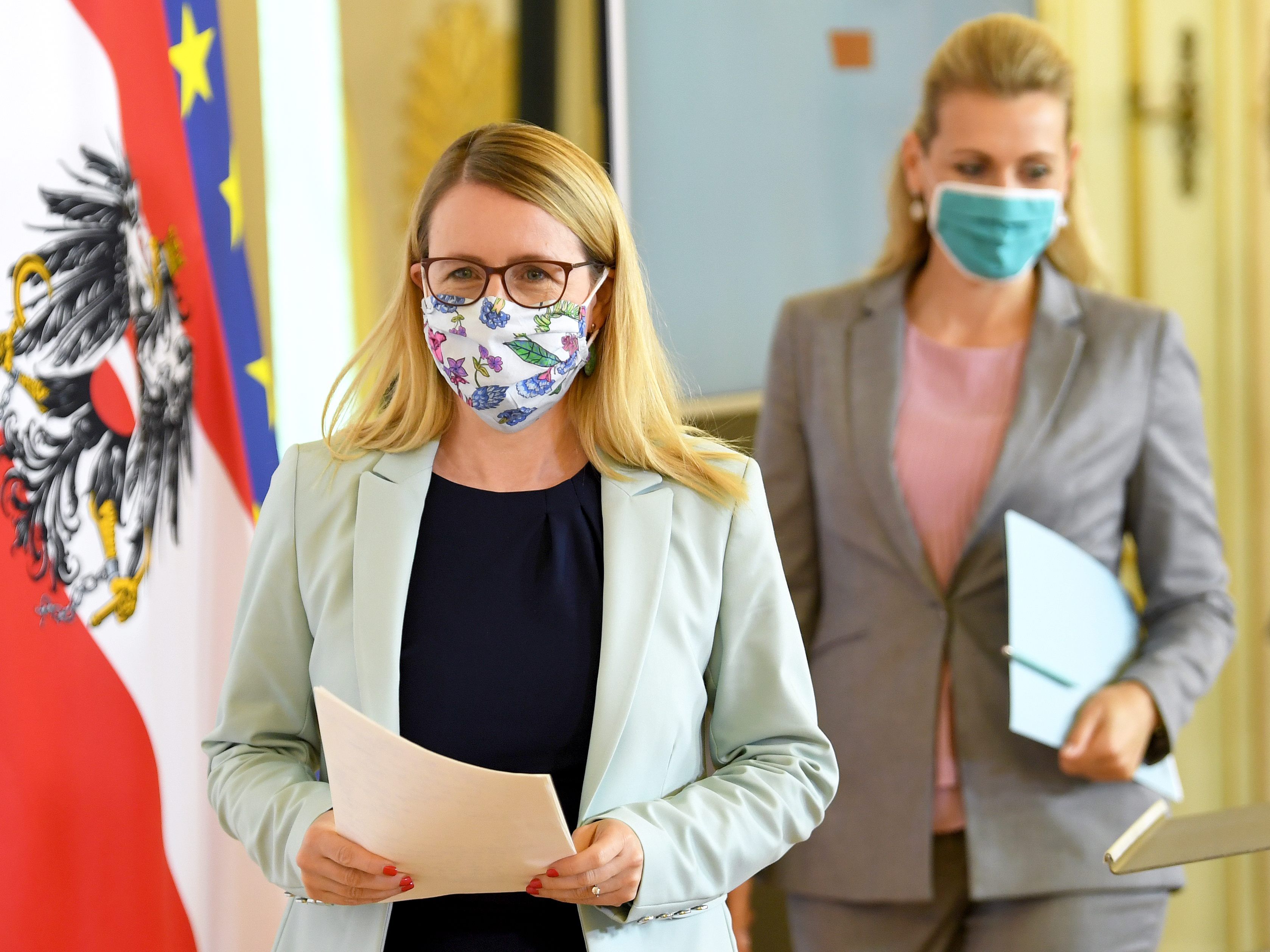 Schramböck und Aschbacher informieren über Aktuelles zu Beschäftigung und Standort. Schramböck und Aschbacher informieren über Aktuelles zu Beschäftigung und Standort.