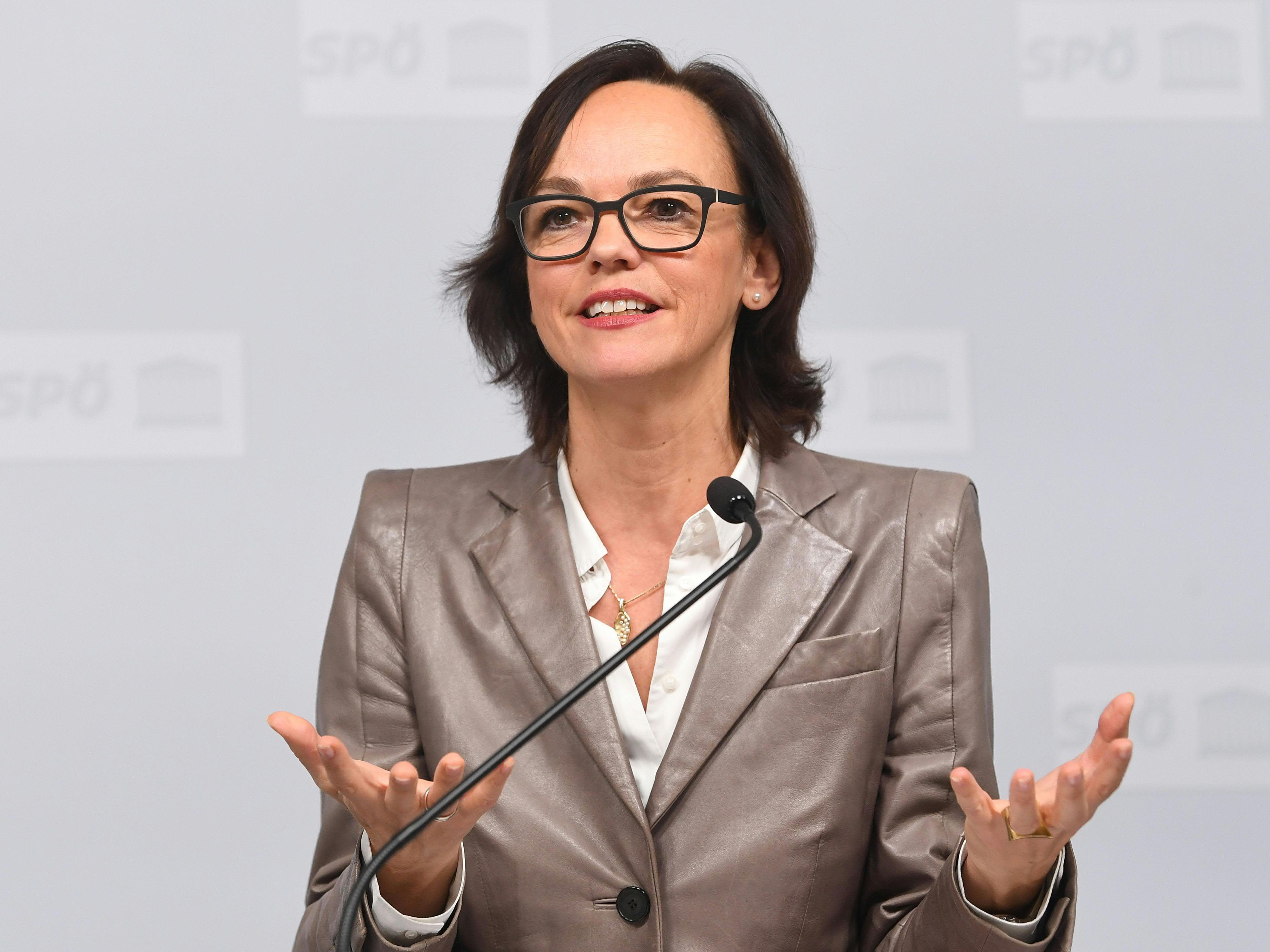 Hammerschmid wendet sich mit einer Anfrage an Faßmann. Hammerschmid wendet sich mit einer Anfrage an Faßmann.